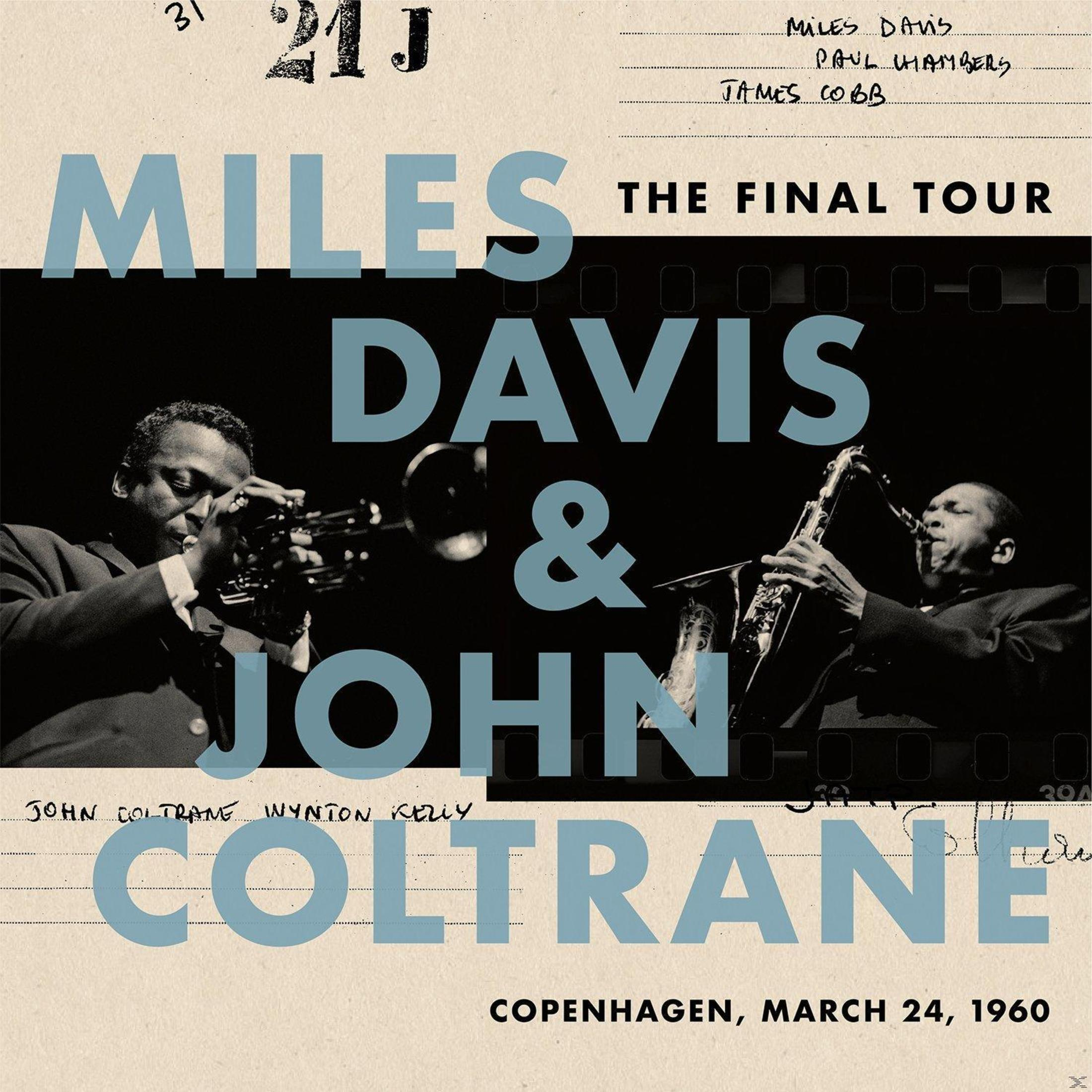 Miles Davis e John Coltrane sul palco, foto in bianco e nero, con sovrapposizione di testo.