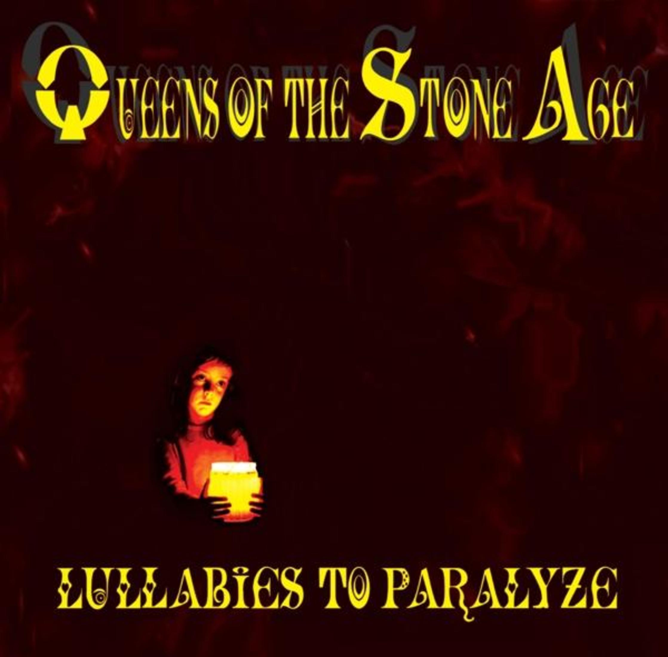 Copertina dell'album. Una ragazza che tiene una candela nell'oscurità. Queens of the Stone Age Lullabies to Paralyze è il testo.