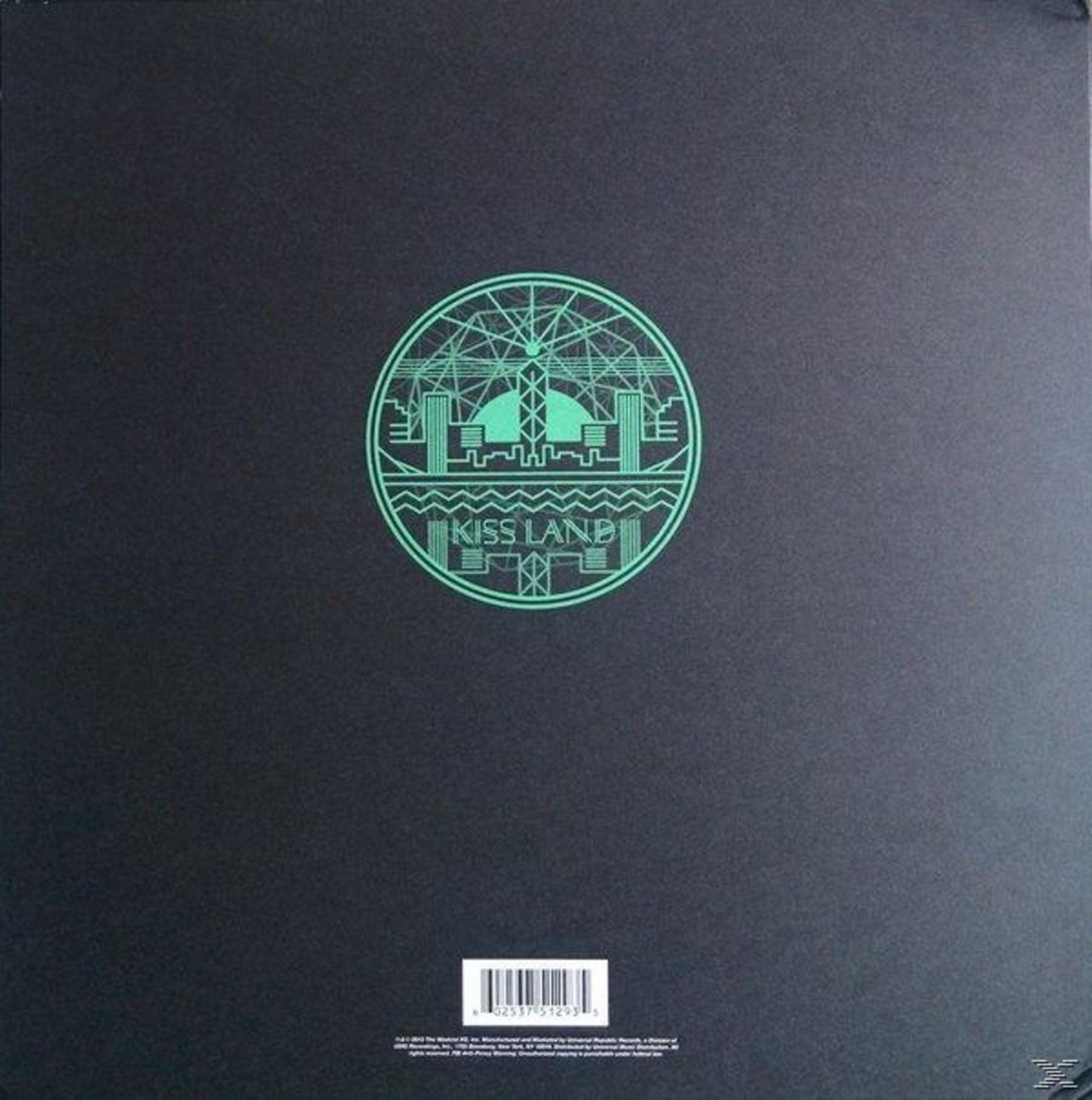 Copertina dell'album. Un design circolare verde con un paesaggio urbano e un logo centrale su sfondo nero.