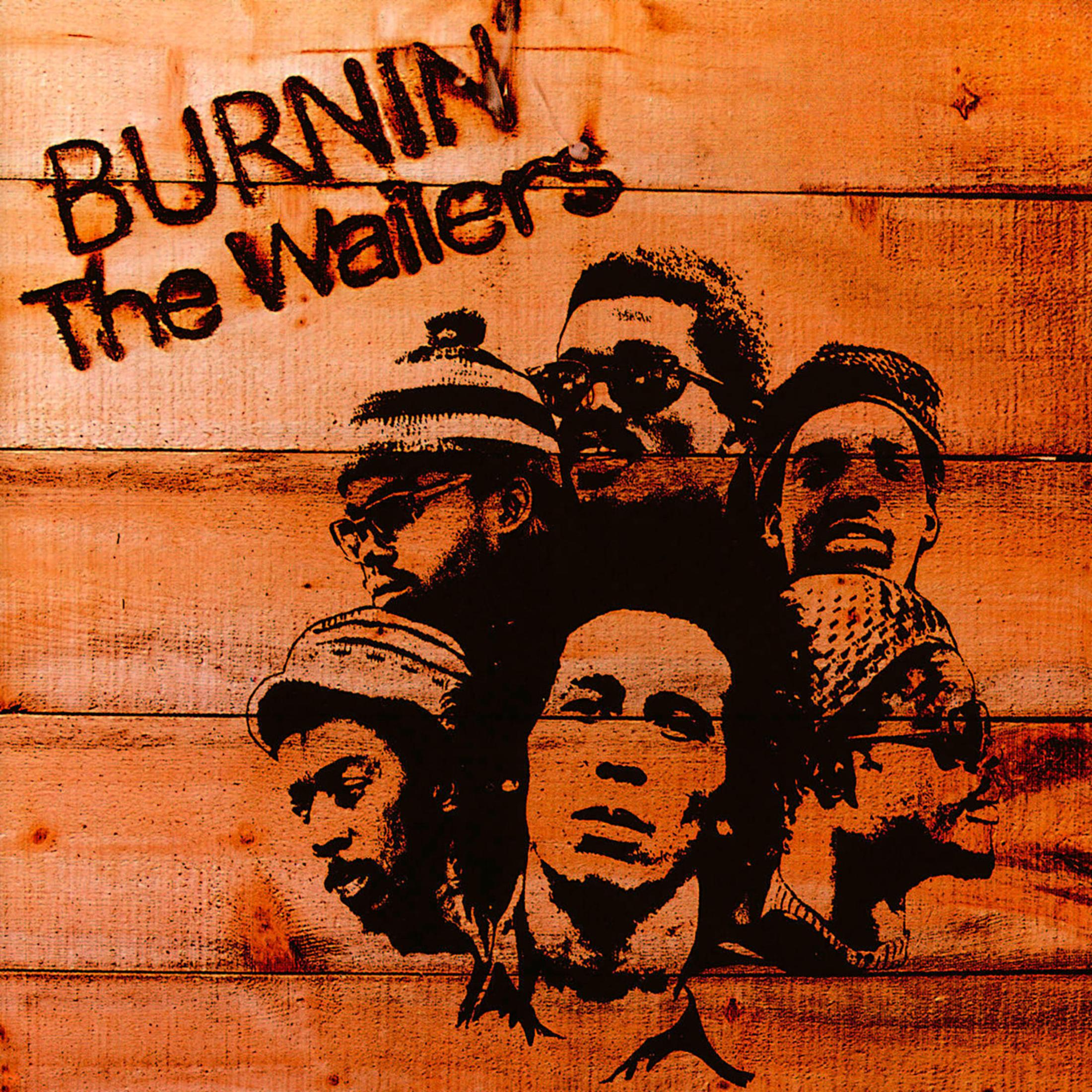 Copertina dell'album Burnin' di Bob Marley & The Wailers, con volti su assi di legno.