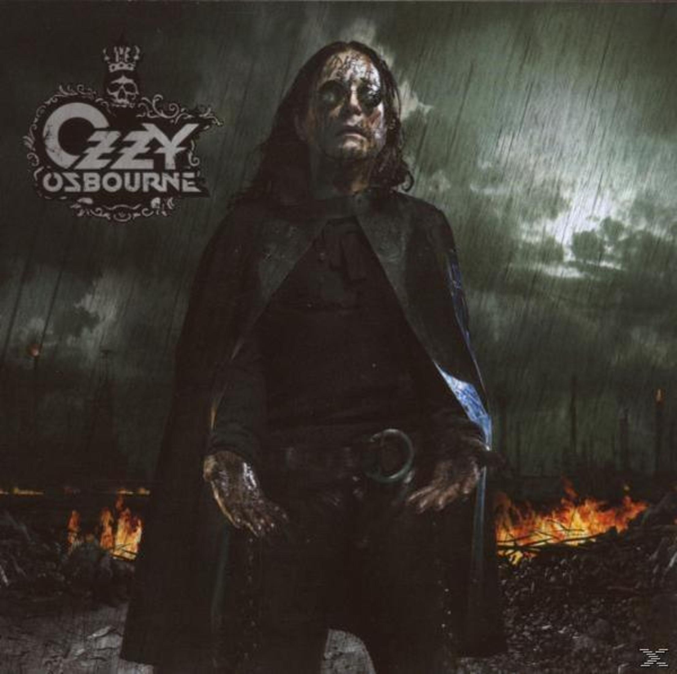 Ozzy Osbourne su una copertina, con pioggia e fuoco, e una figura oscura.