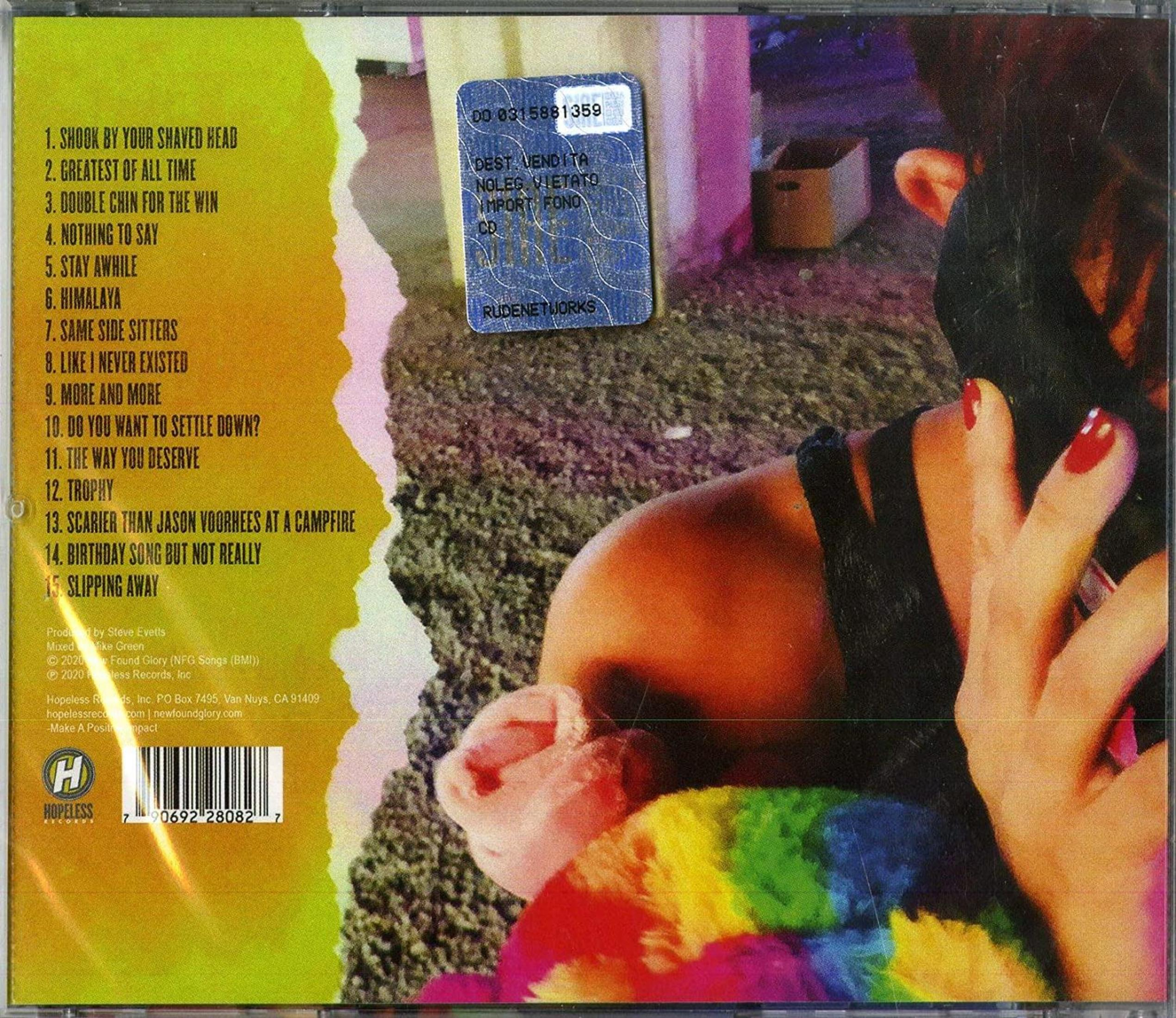 Achterkant van het album, een vrouw met rode nagels en een regenboogkleurig pluchen speelgoed.