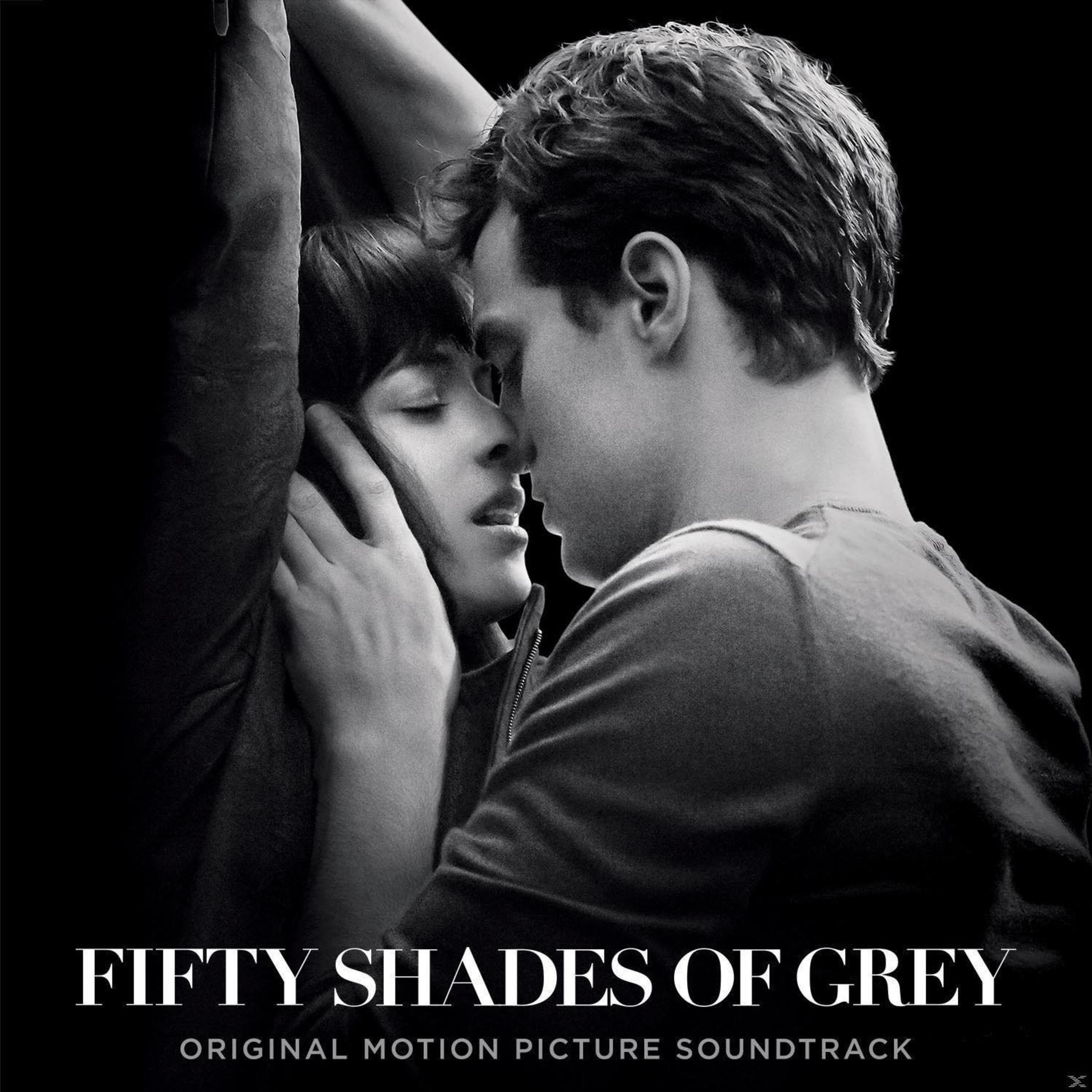 Copertina dell'album Fifty Shades of Grey, un'immagine in bianco e nero di una coppia che si abbraccia, sfondo scuro.
