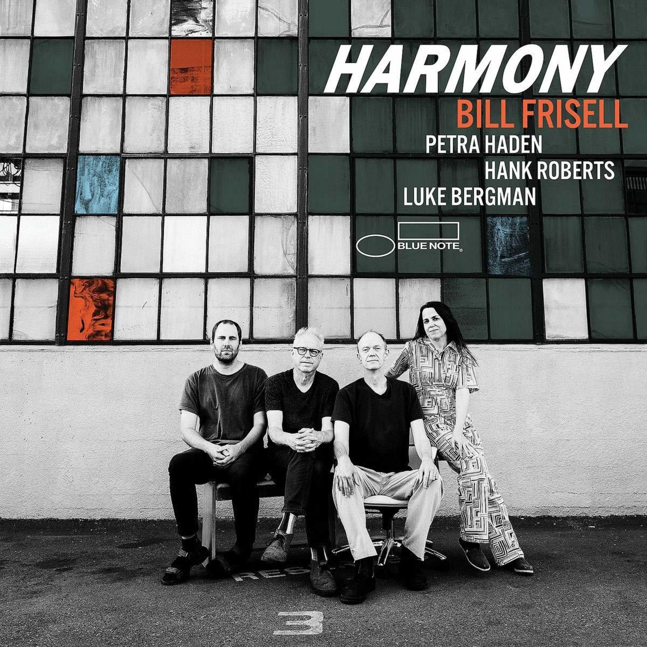 Copertina dell'album: Quattro musicisti davanti a una finestra. Il testo recita "Harmony" di Bill Frisell e altri.