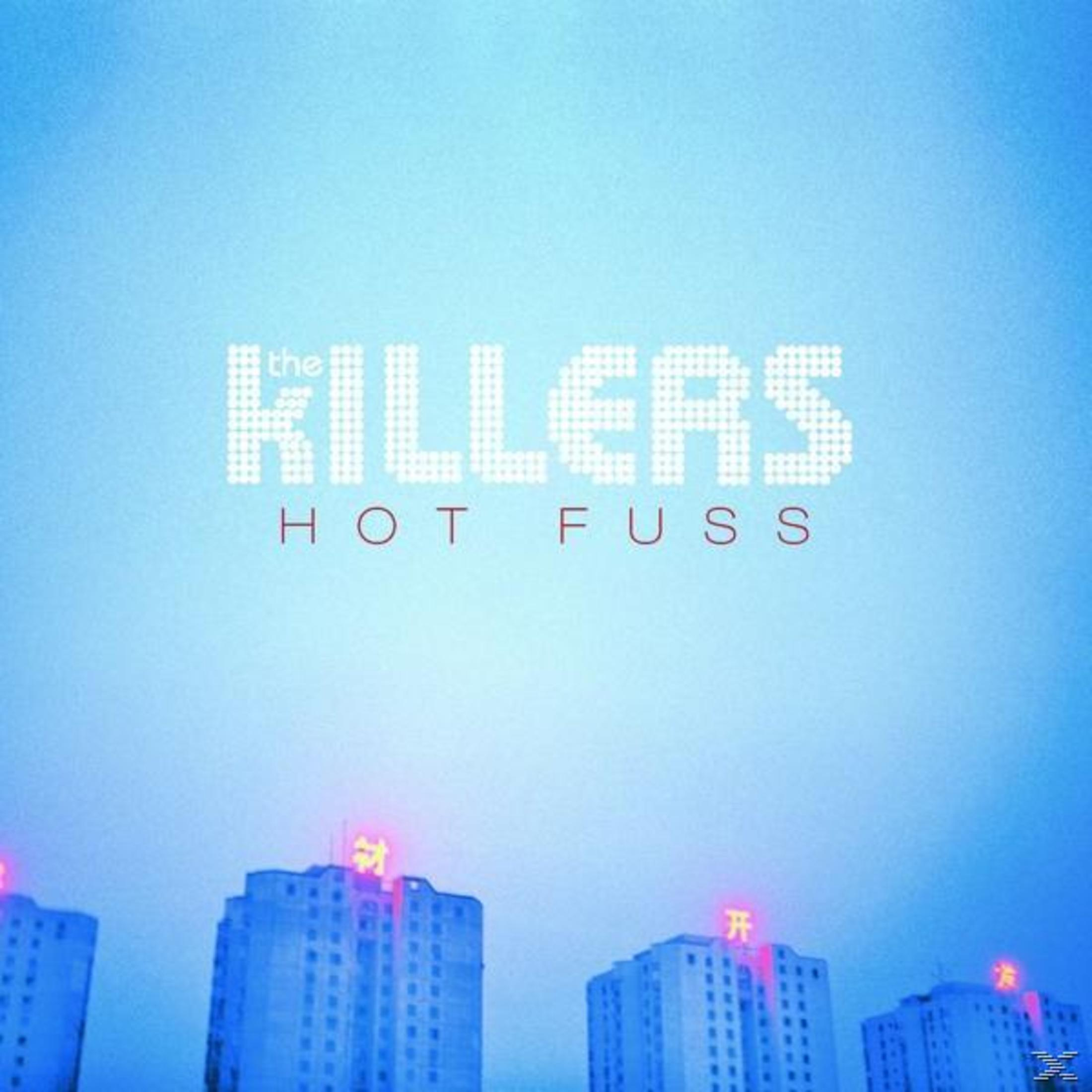 Copertina dell'album The Killers. Edifici in lontananza. Titolo: Hot Fuss. Tonalità blu e lettere pixelate.