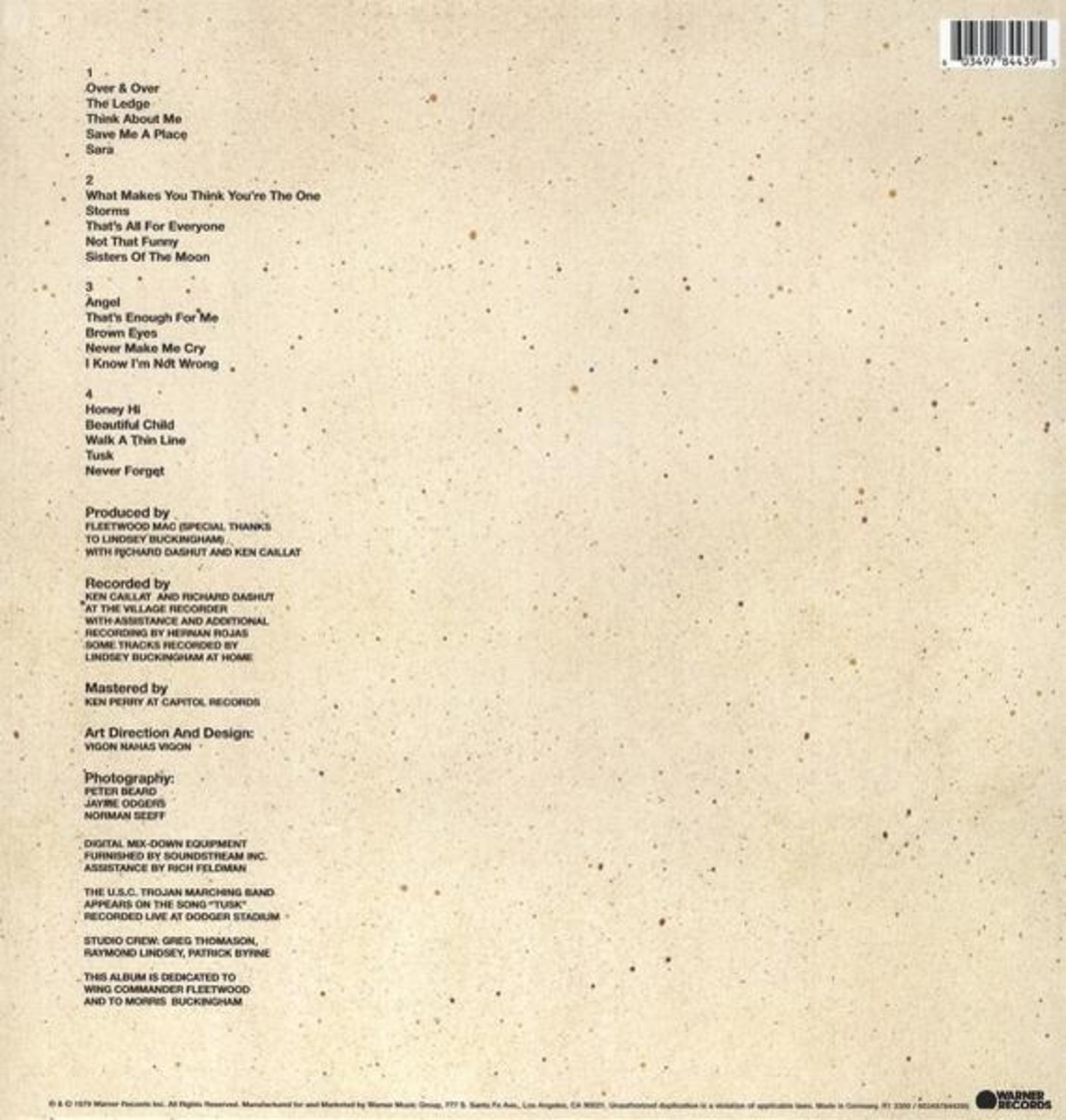 Retro copertina dell'album con elenco brani e crediti, sfondo marrone chiaro.