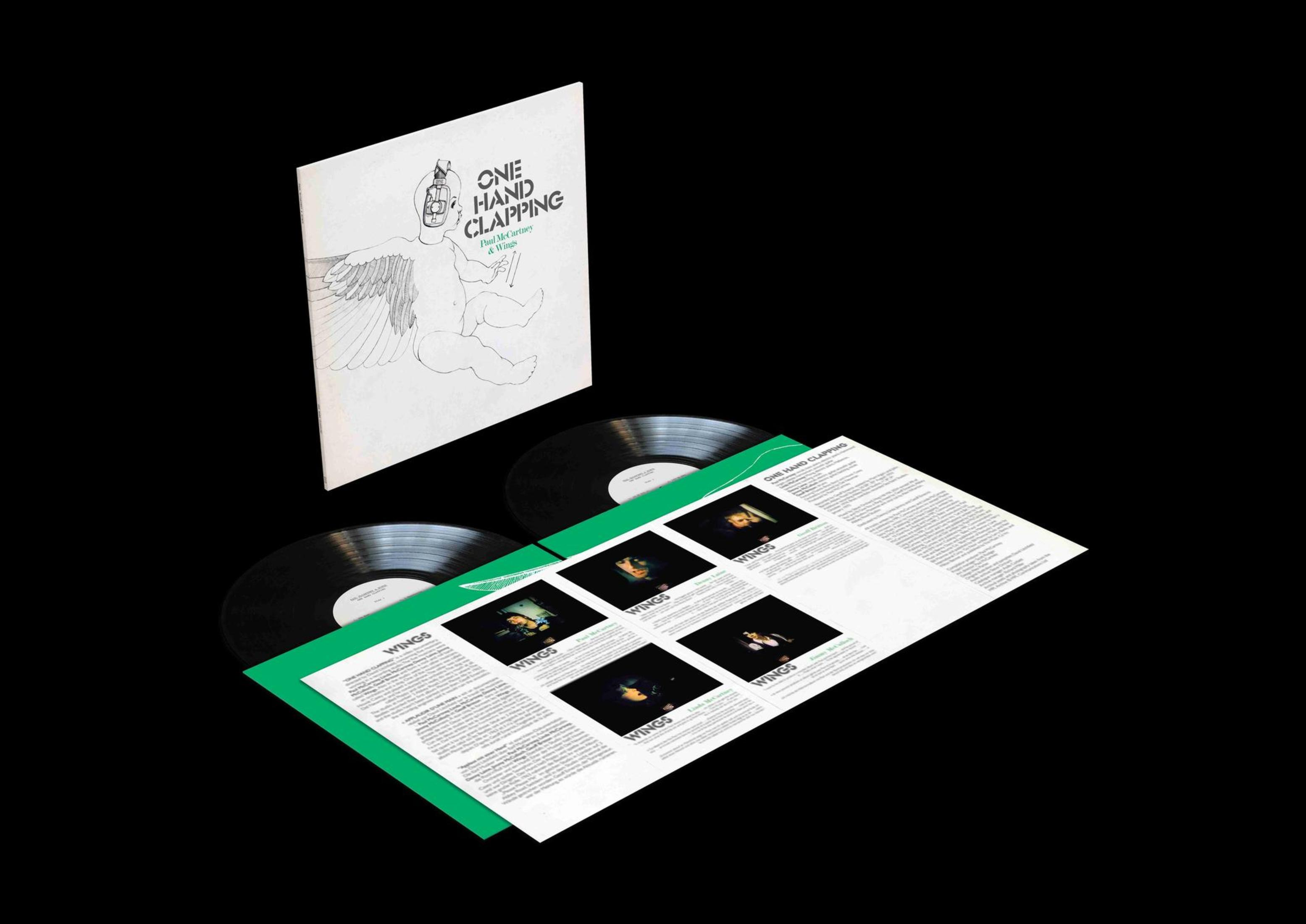 Copertina dell'album, due dischi in vinile e un libretto su una superficie nera, intitolato 'One Hand Clapping'.