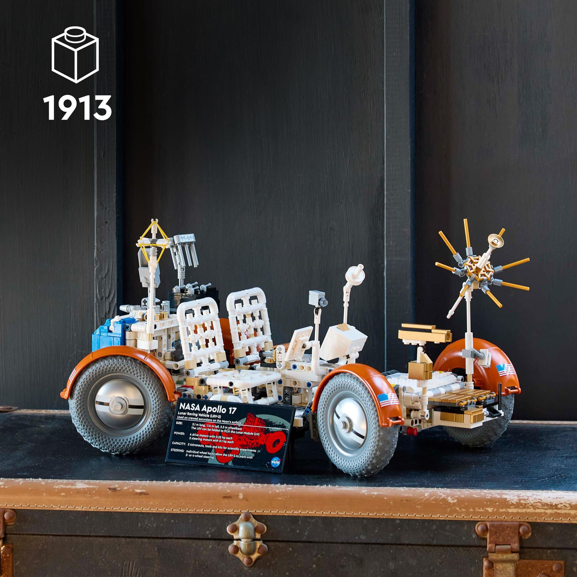 Un modello Lego del rover lunare Apollo 17. Marrone e bianco con ruote. Uno sfondo di legno nero.