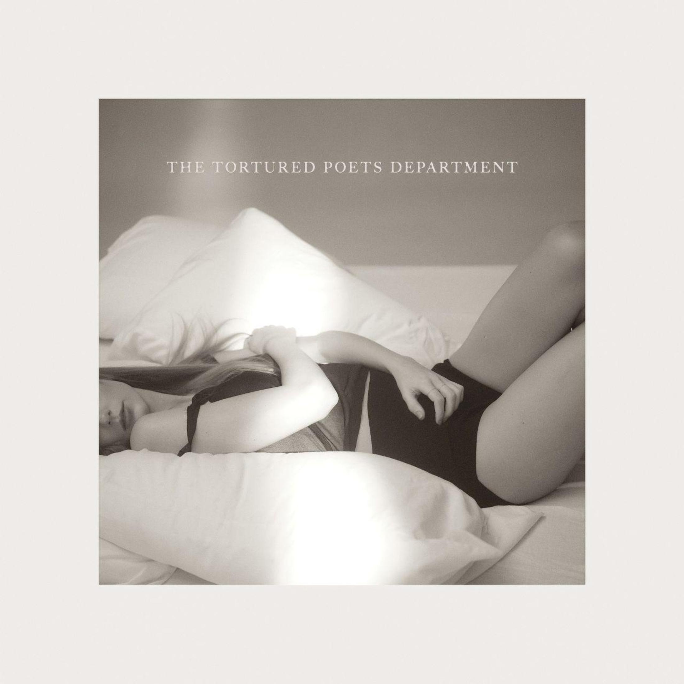 Albumcover: Eine Frau liegt im Bett mit zwei Kissen. Der Text lautet 'The Tortured Poets Department'.