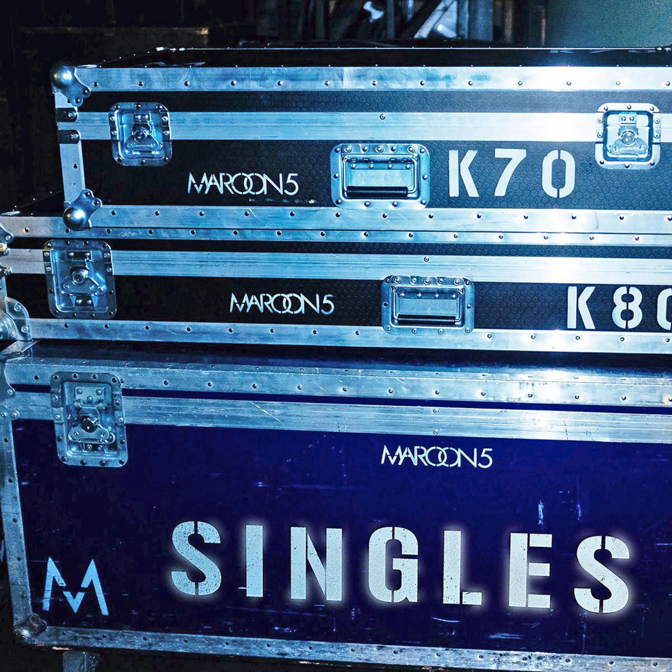 Custodie MAROON 5 e SINGLES. Custodie nere con testo bianco. Maniglie argentate.