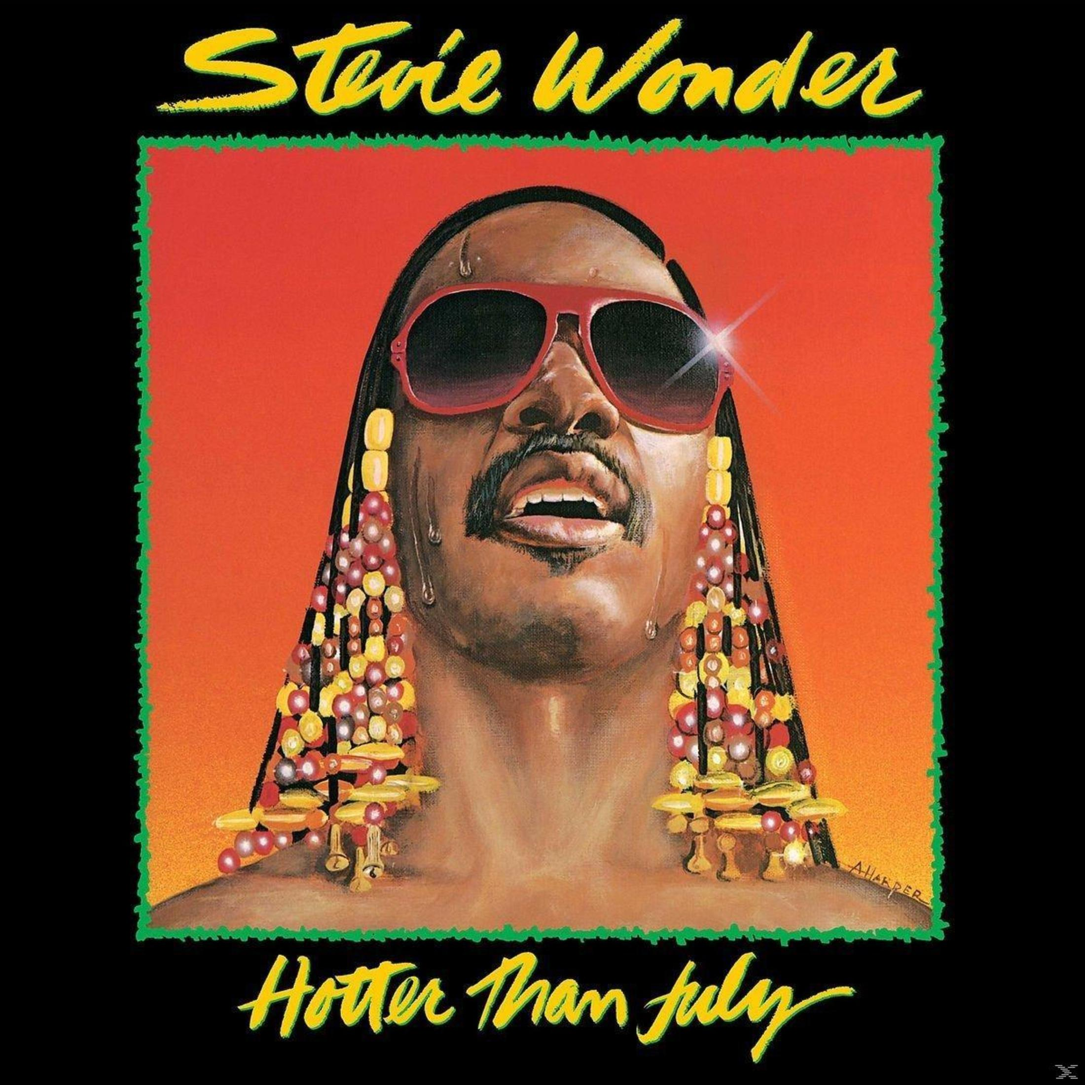 Copertina dell'album di Stevie Wonder. Indossa occhiali da sole e trecce con perline. Sfondo rosso e arancione.