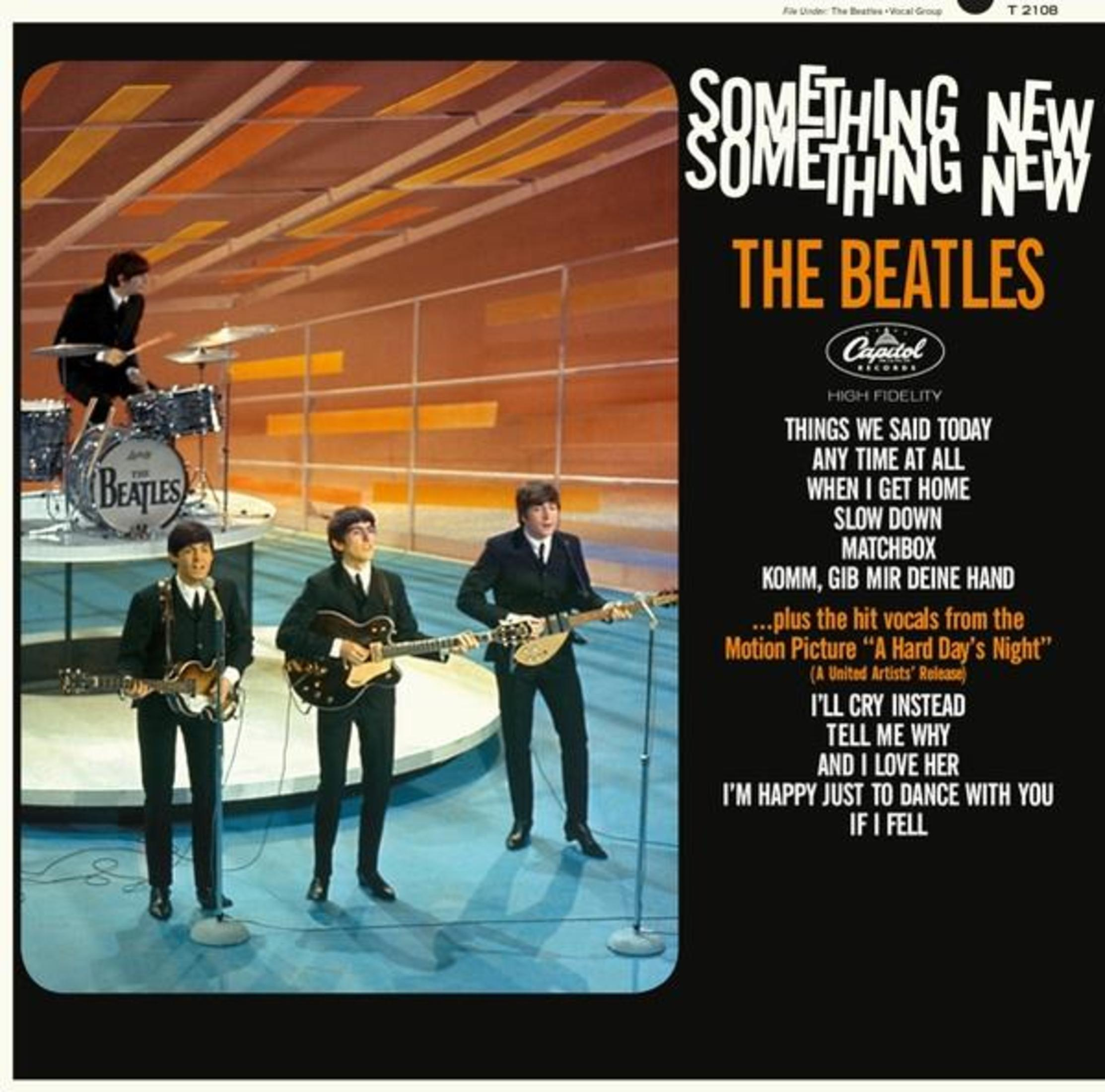 Copertina dell'album: The Beatles su un palco. Testo: The Beatles, Something New.