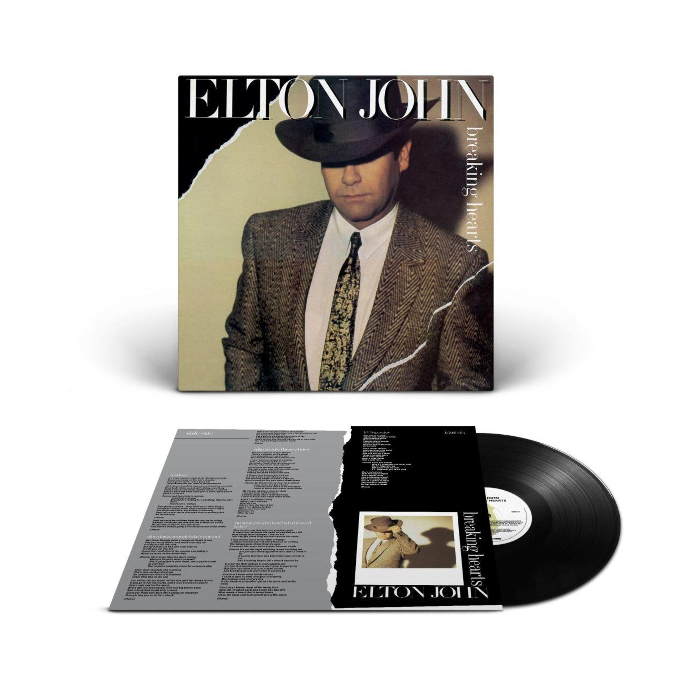 Albumhoes van Elton John in pak en hoed, met een vinylplaat en een pagina met teksten.