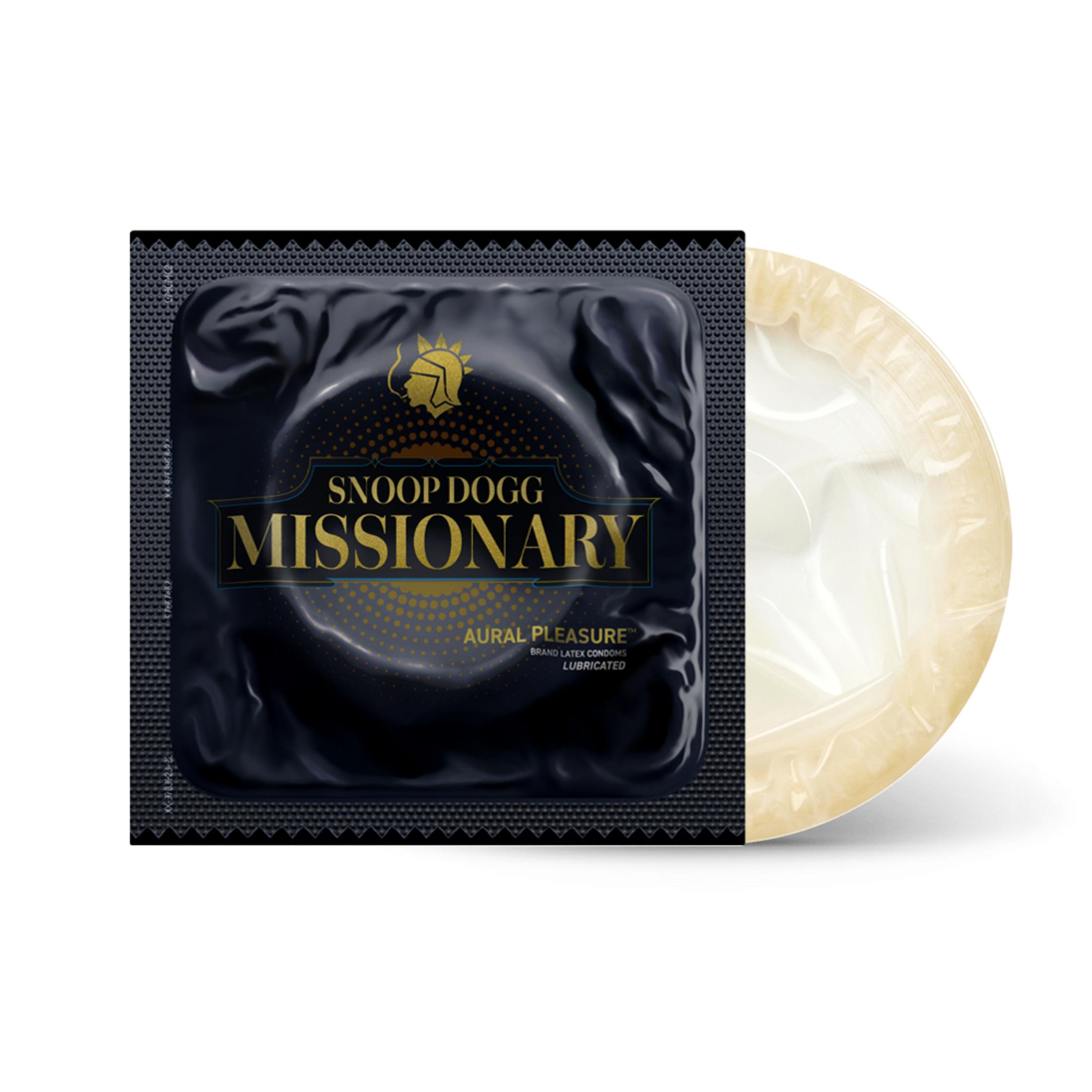 Empaque de condones Snoop Dogg Missionary con condón afuera. Colores negro y dorado.
