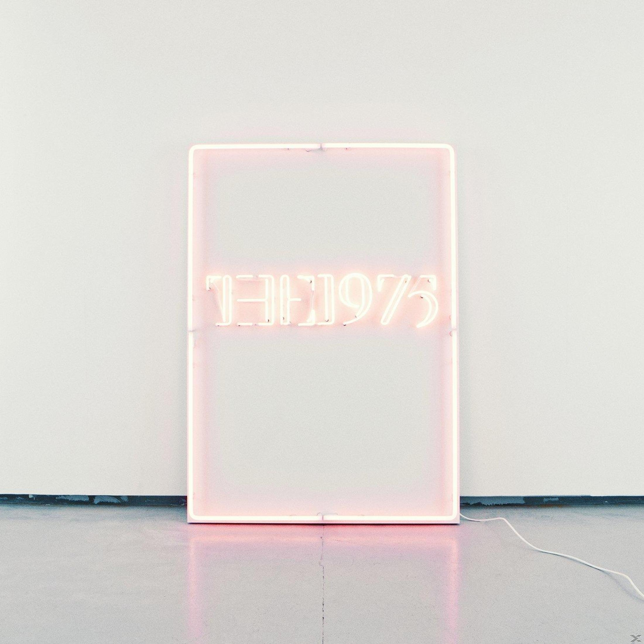 Copertina dell'album di un'insegna al neon che dice 'THE 1975' su uno sfondo bianco.