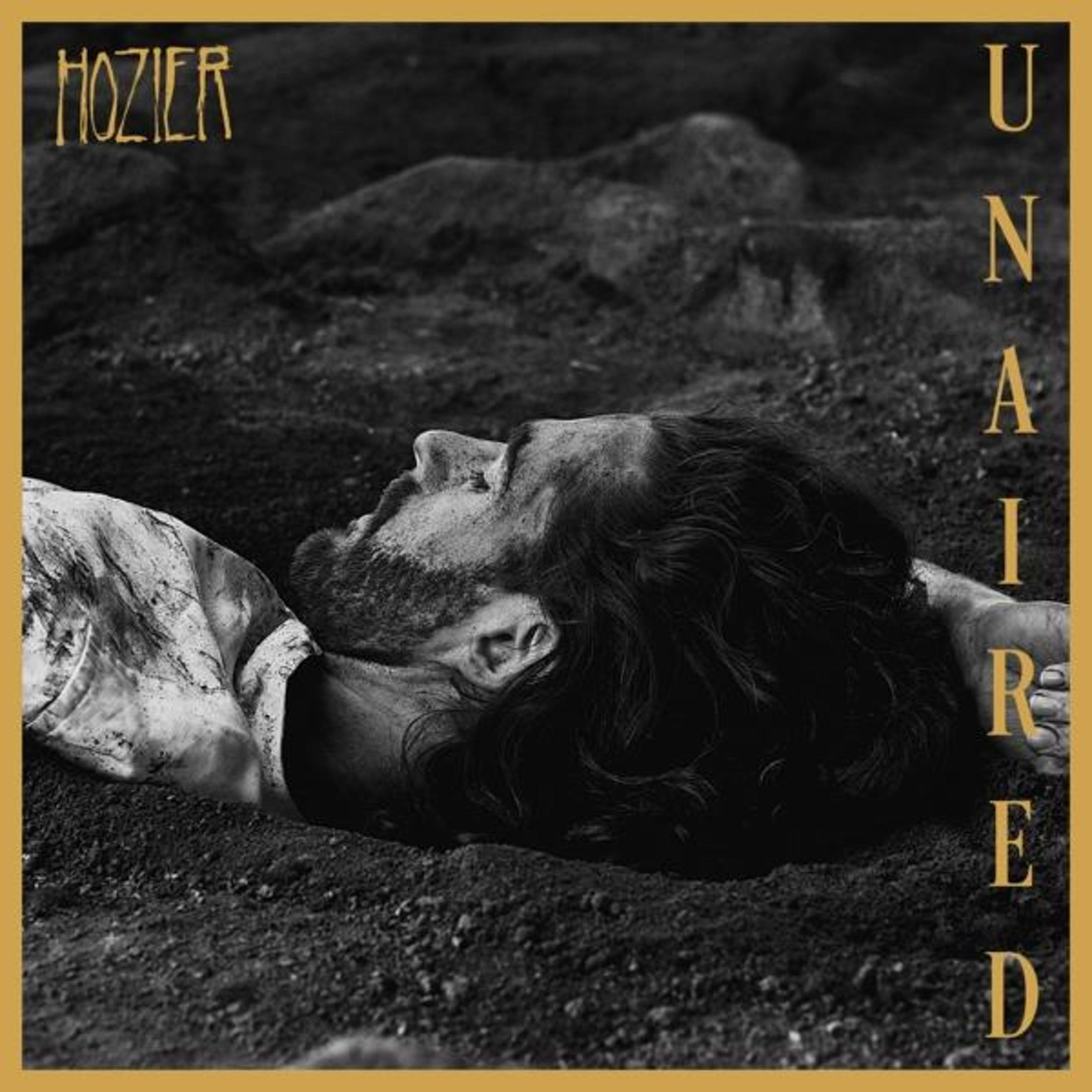 Copertina dell'album con Hozier sdraiato nella terra, foto in bianco e nero.