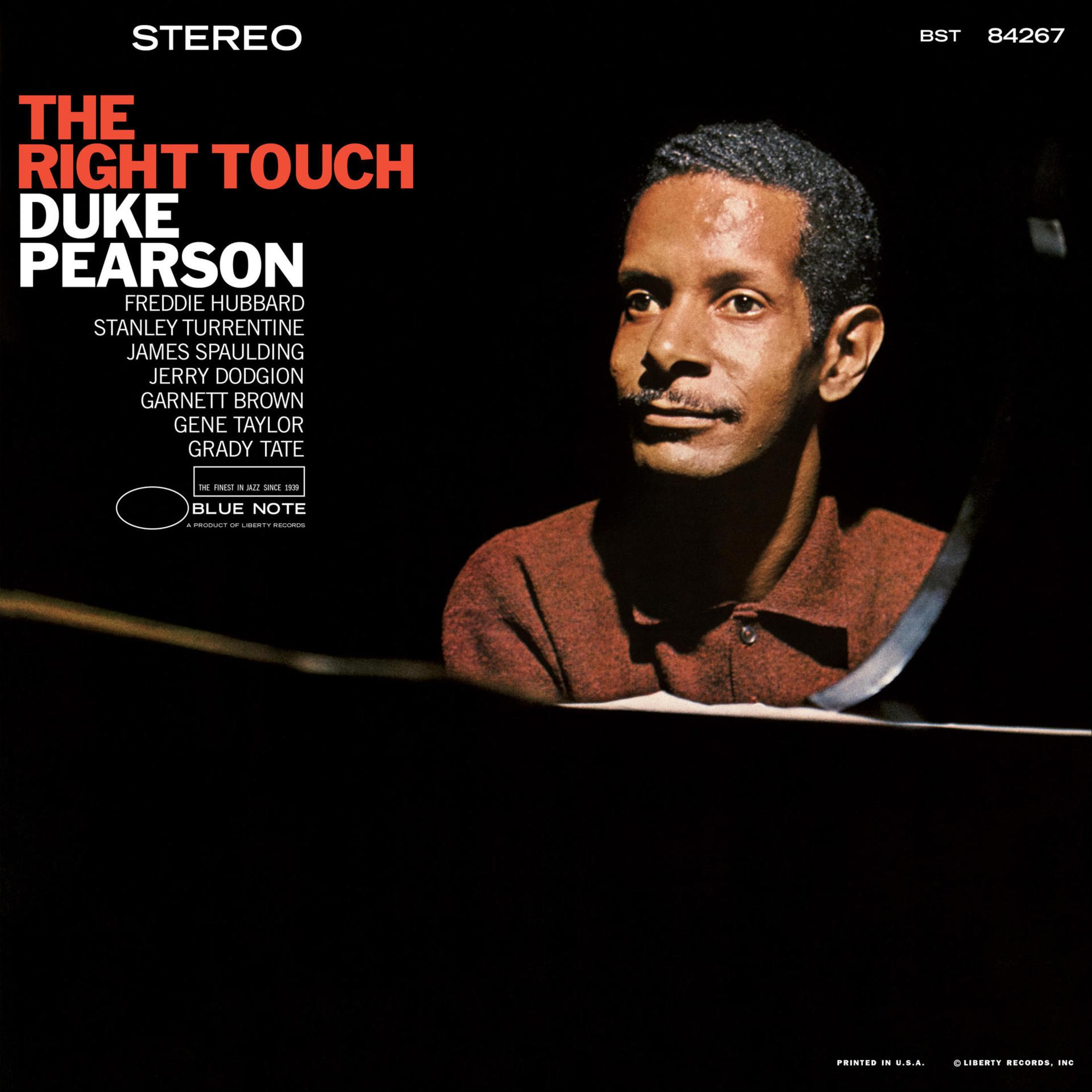 Copertina dell'album con un uomo al pianoforte. Il testo recita 'The Right Touch Duke Pearson'.