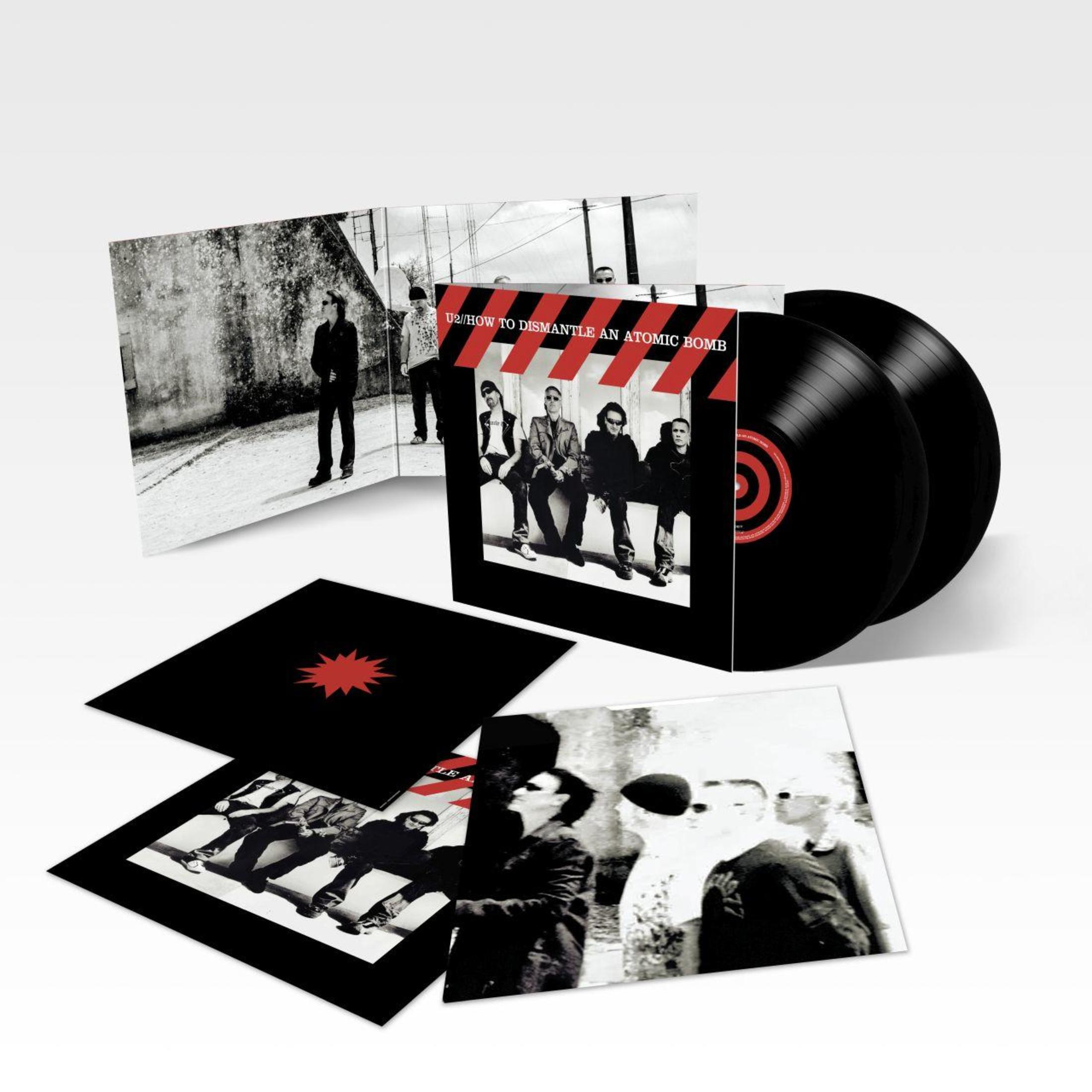Portada del álbum: Banda U2 sentada en un muro. Nombre del álbum: How To Dismantle An Atomic Bomb. Vinilos.