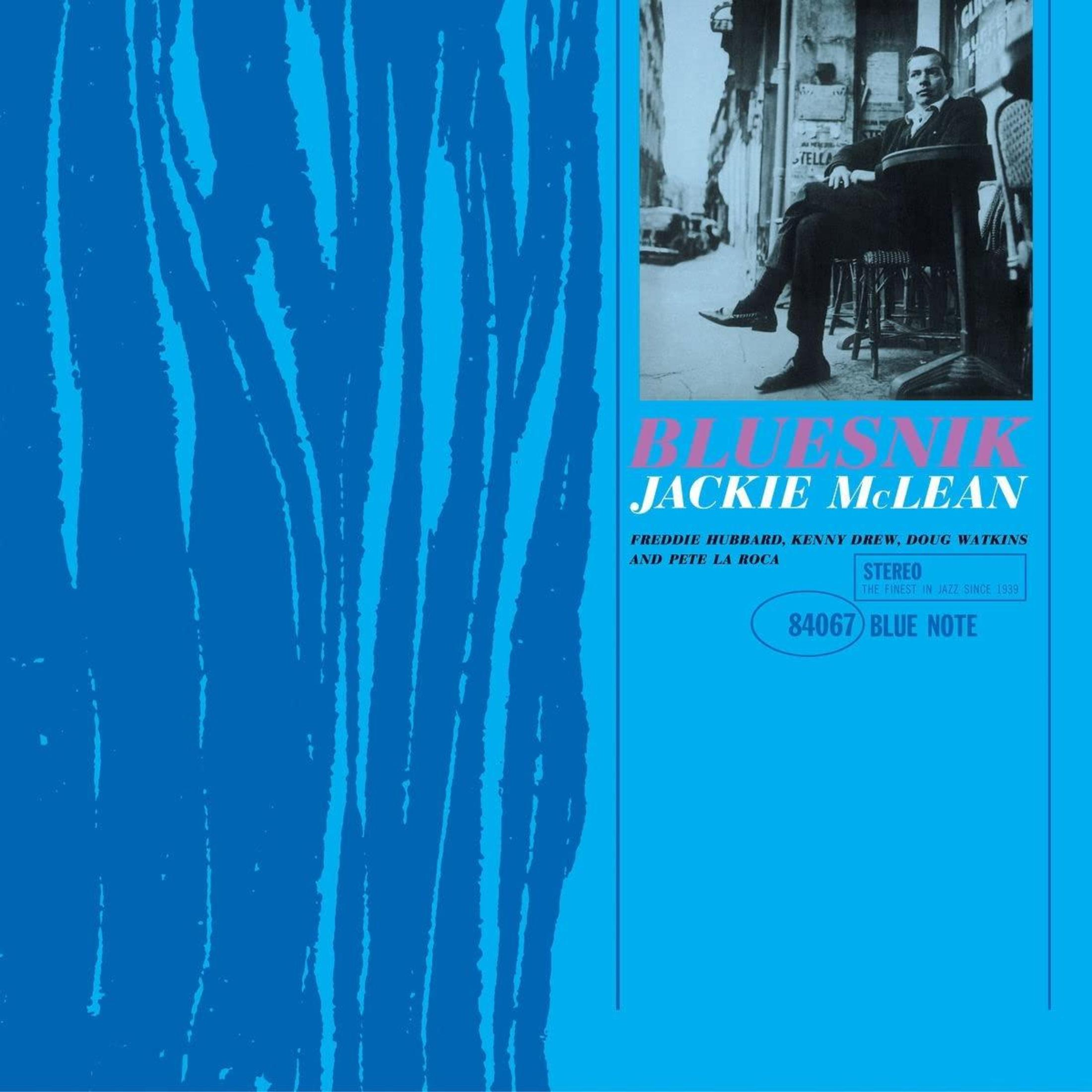 Copertina dell'album, Jackie McLean. Titolo Bluesnik. Uomo in abito seduto. Sfondo blu.