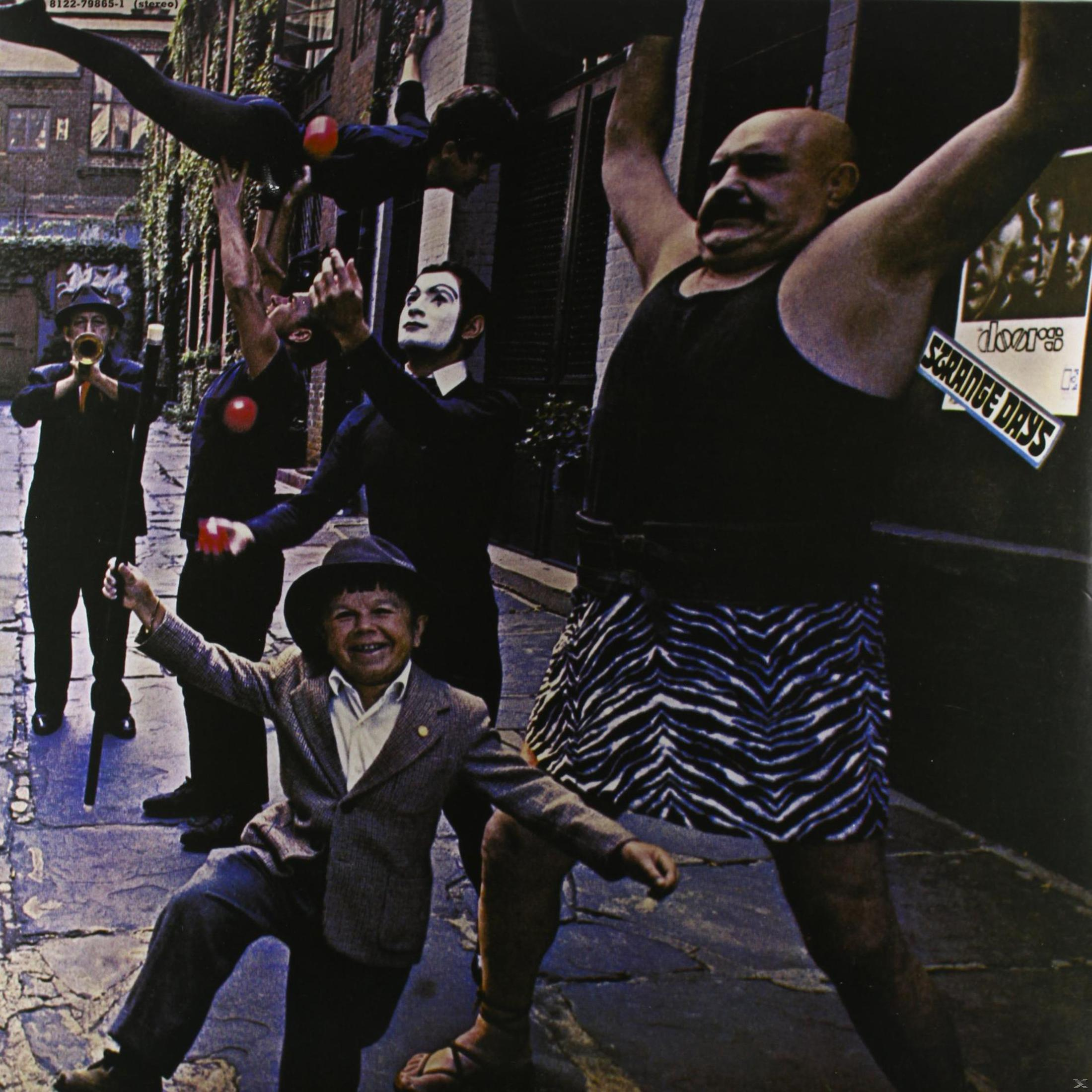 Copertina dell'album con persone in una strada. Alcuni indossano costumi e compiono atti insoliti.