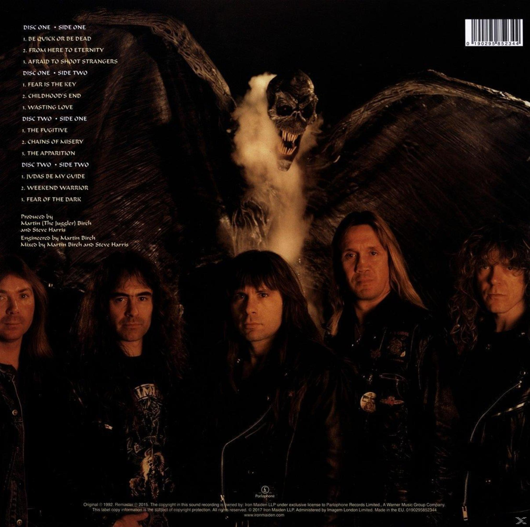 Copertina dell'album con i membri degli Iron Maiden e una figura demoniaca sopra di loro.