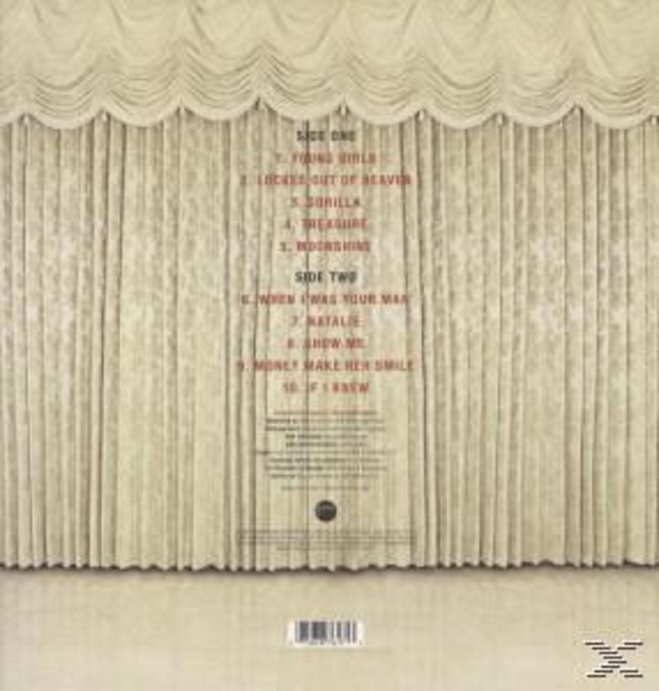 Copertina dell'album con tende bianche. Elenco tracce e testo su sfondo crema. Testo nero.