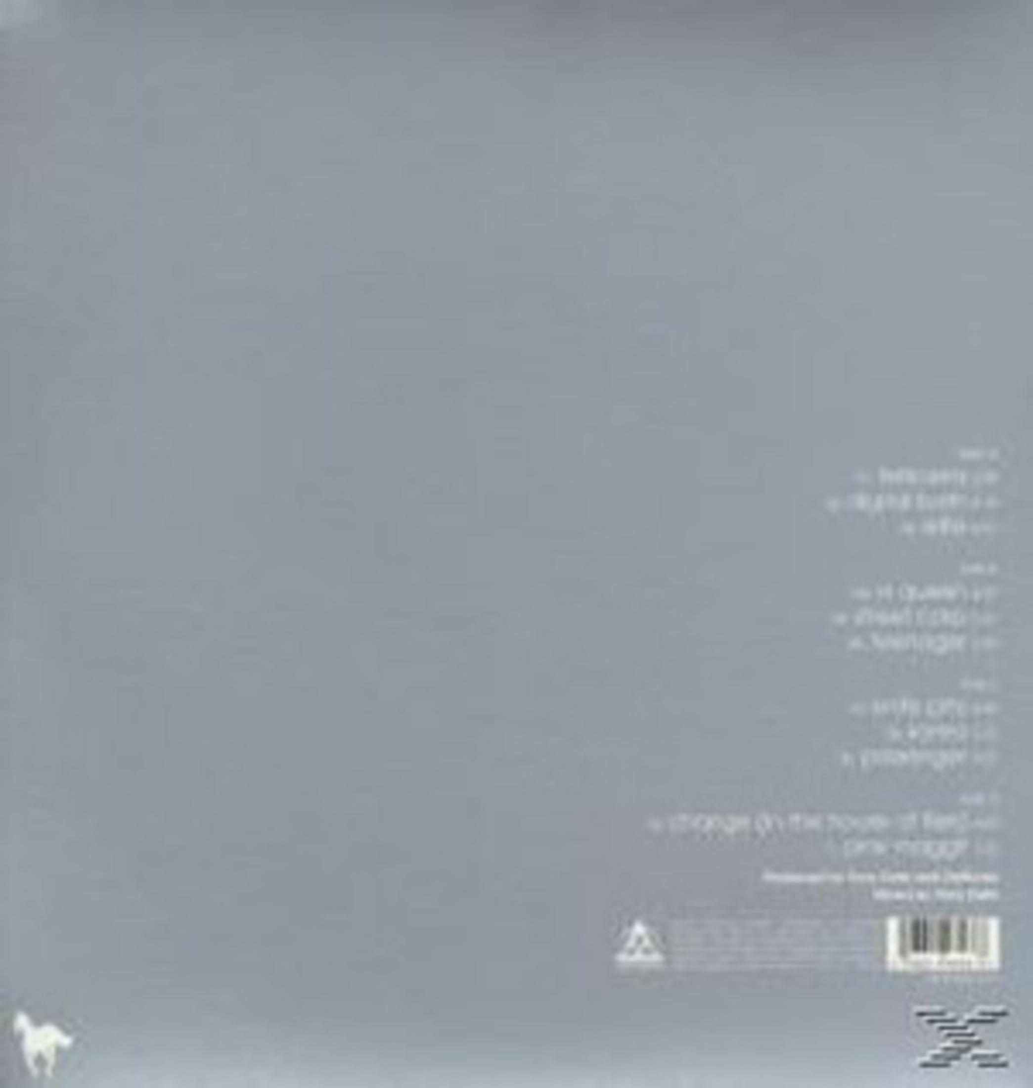 Retro copertina dell'album, sfondo grigio chiaro con tracklist e crediti, logo cavallo bianco.