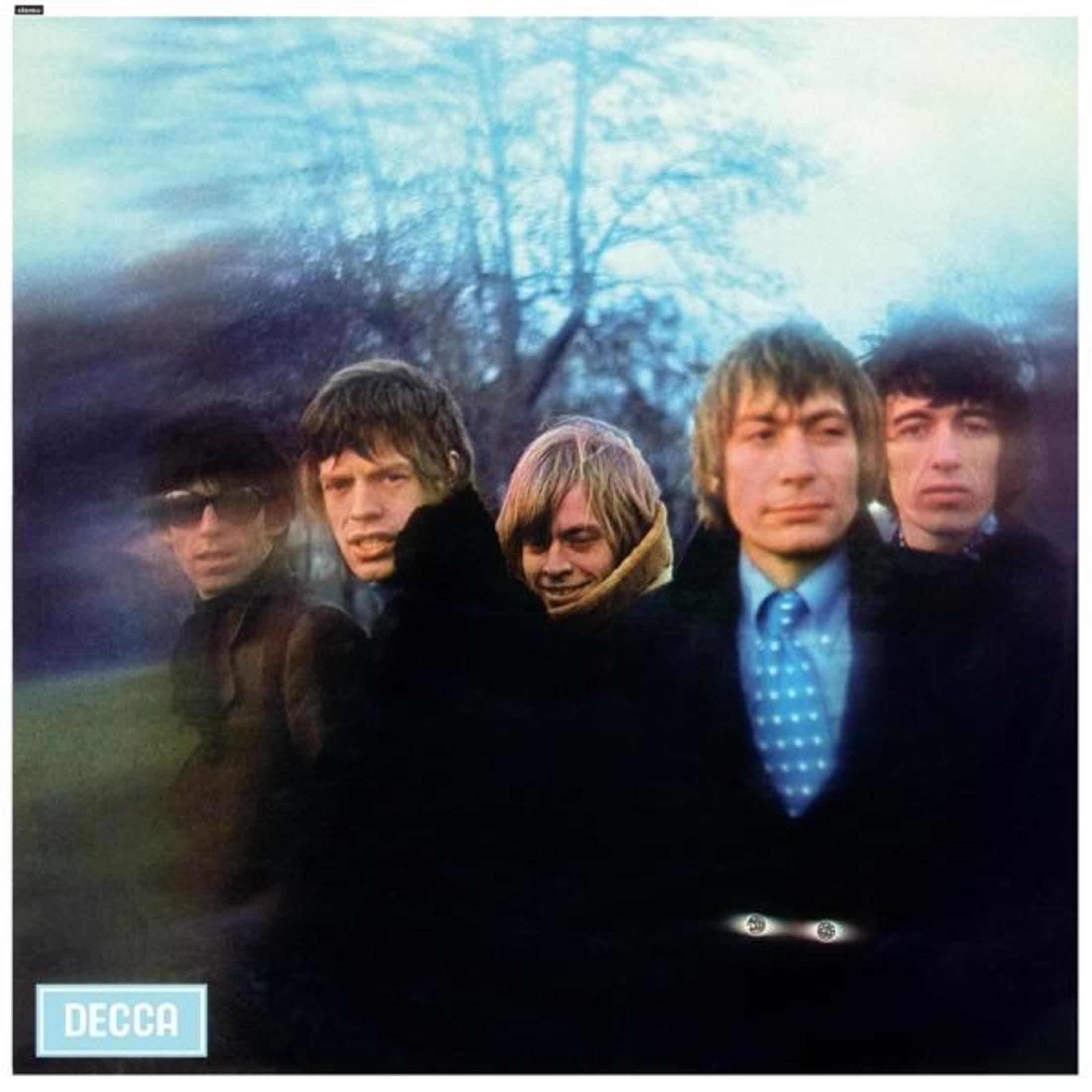 Copertina dell'album Beggars Banquet dei Rolling Stones. I membri della band sono in piedi all'aperto in gruppo.