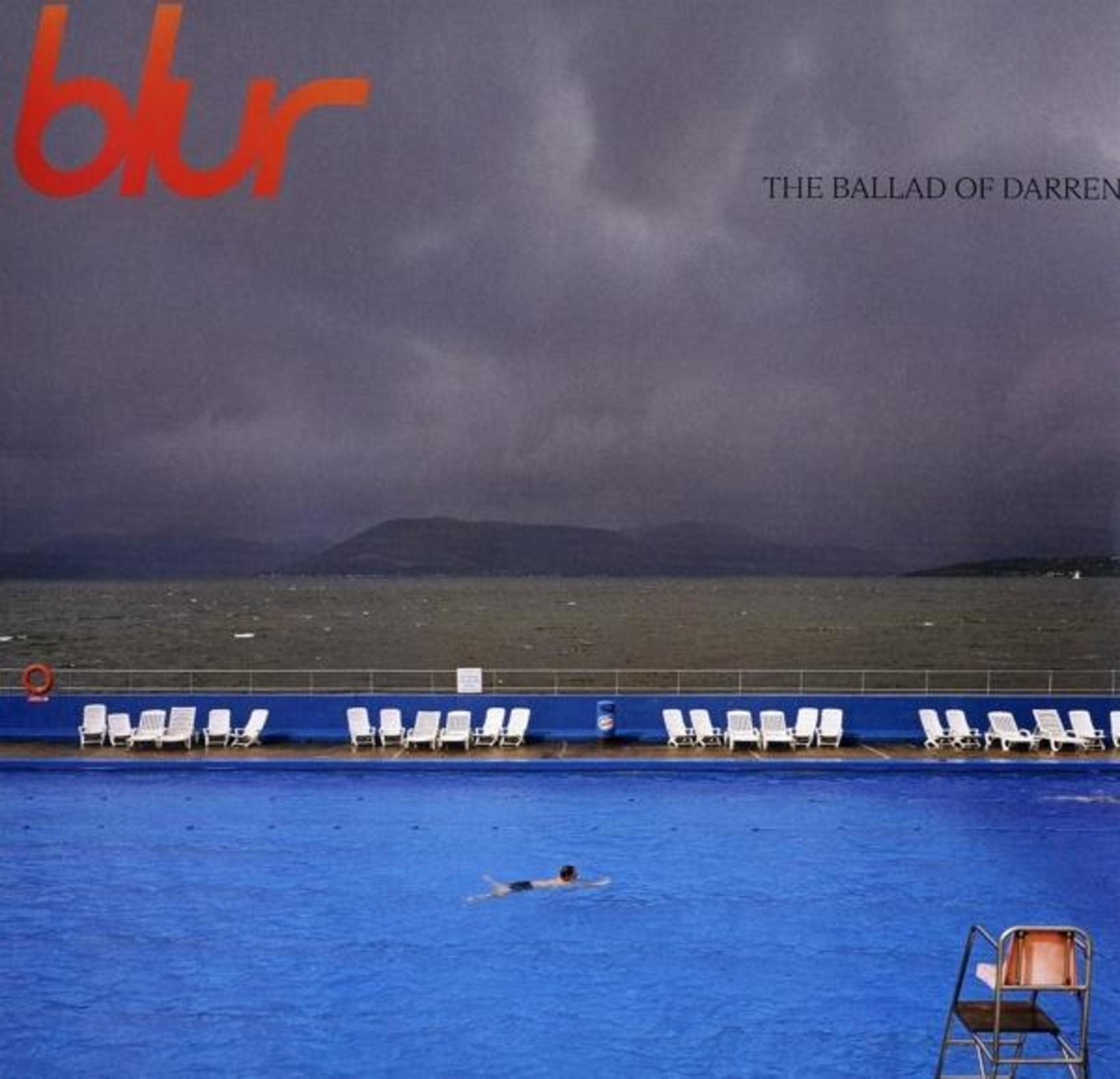 Pochette de l'album Blur : Un nageur dans une piscine bleue, un ciel orageux en arrière-plan et des chaises autour de la piscine.