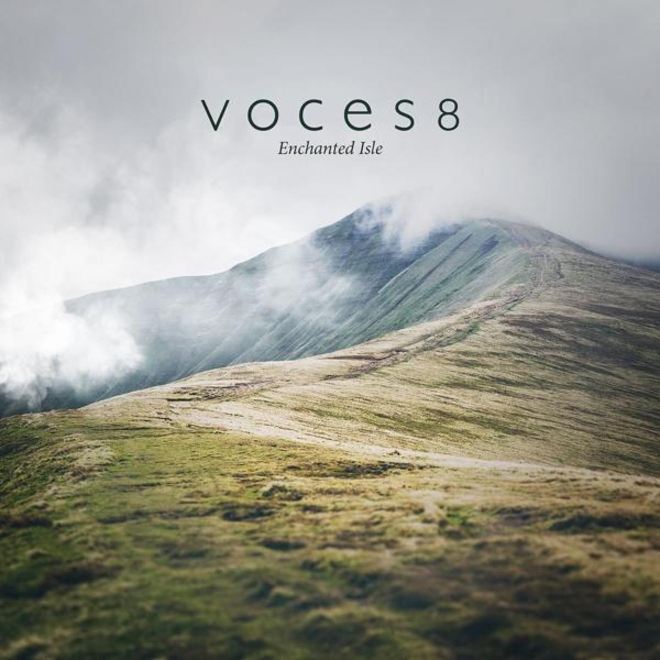 Bergketen met mist, tekst bovenaan: VOCES8, Enchanted Isle.