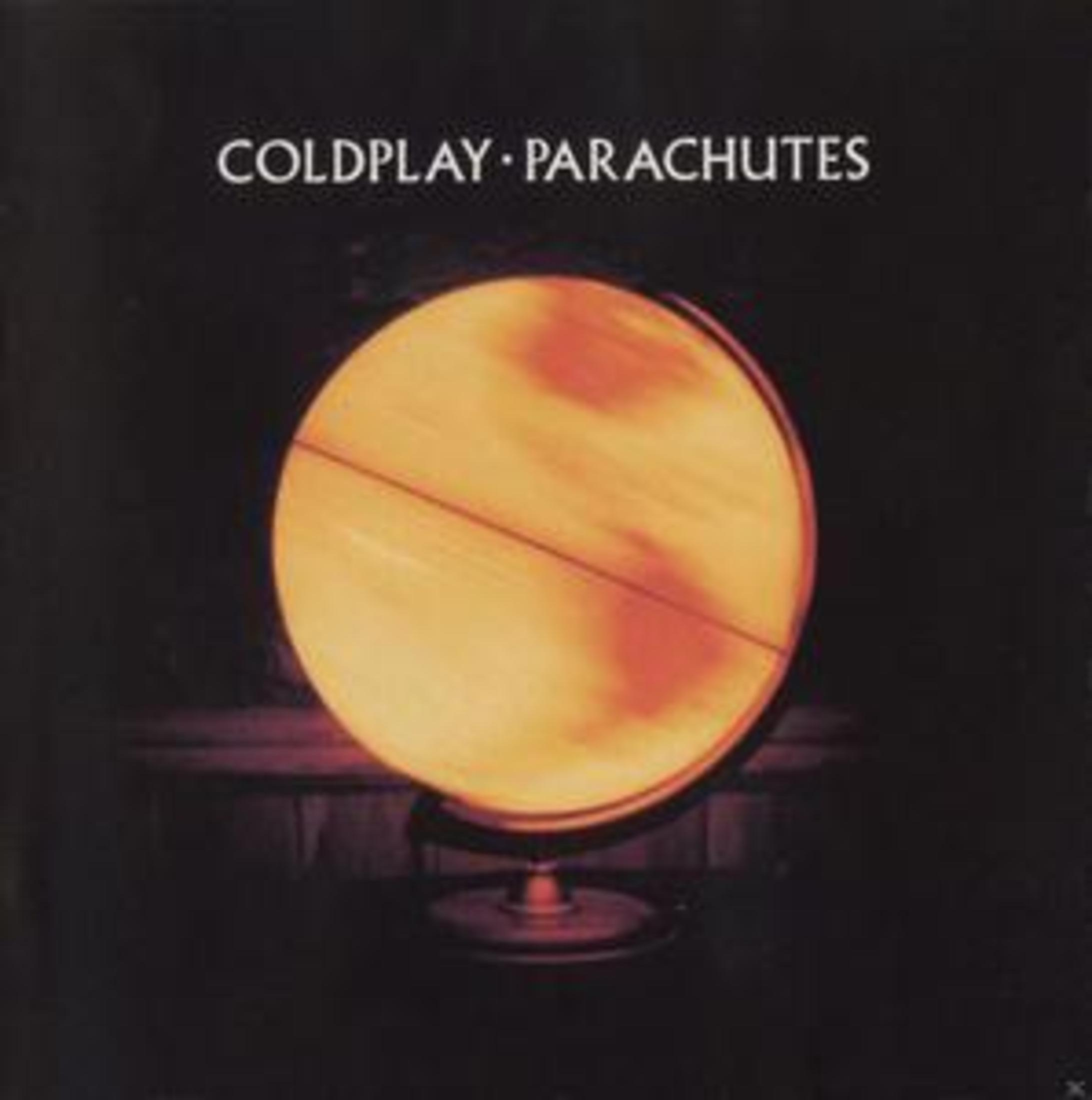Copertina dell'album: Globo giallo su un supporto, in una stanza buia. Testo 'Coldplay Parachutes' in alto.