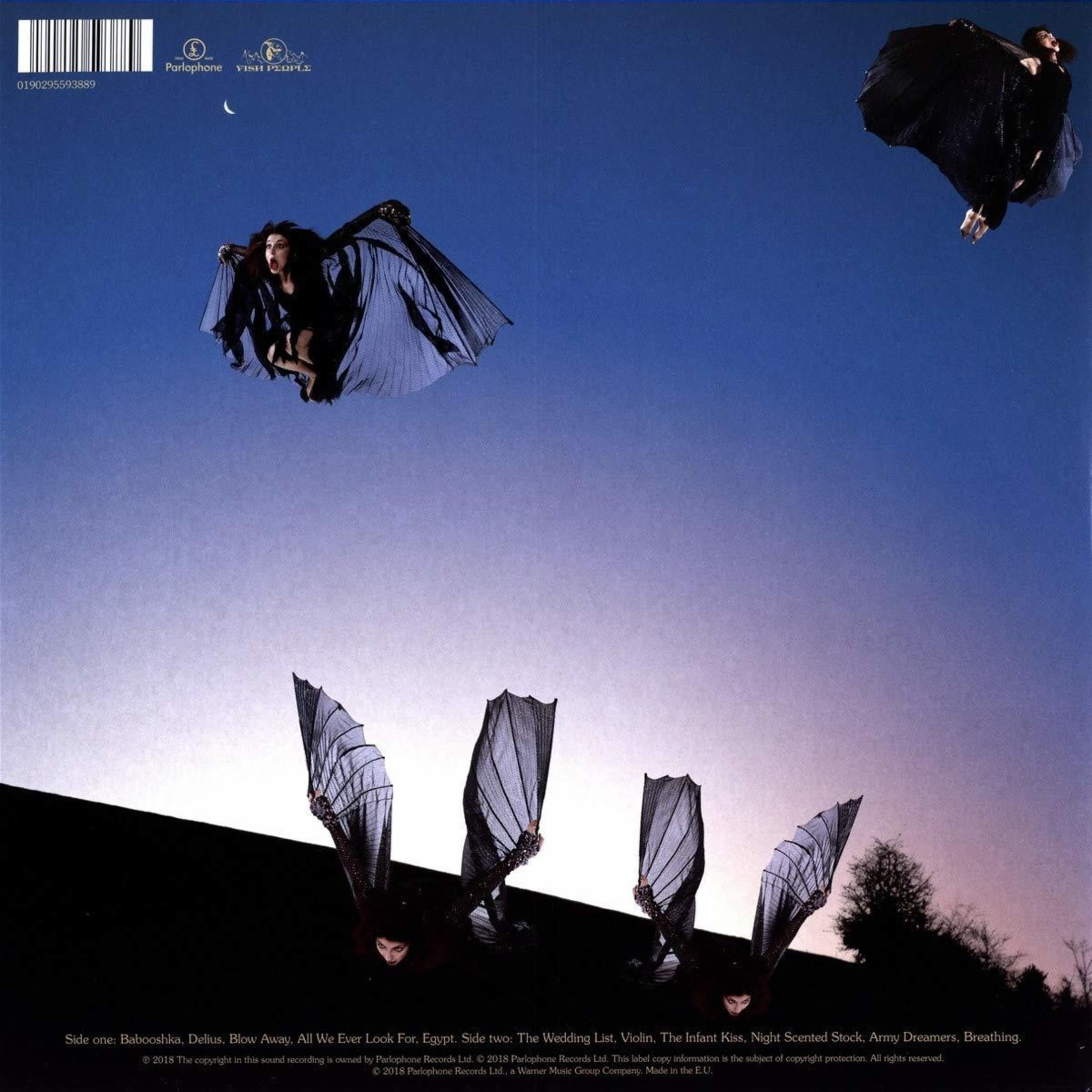 Copertina dell'album con figure in abiti neri contro un cielo blu. Diverse figure fluttuano o sono in piedi.