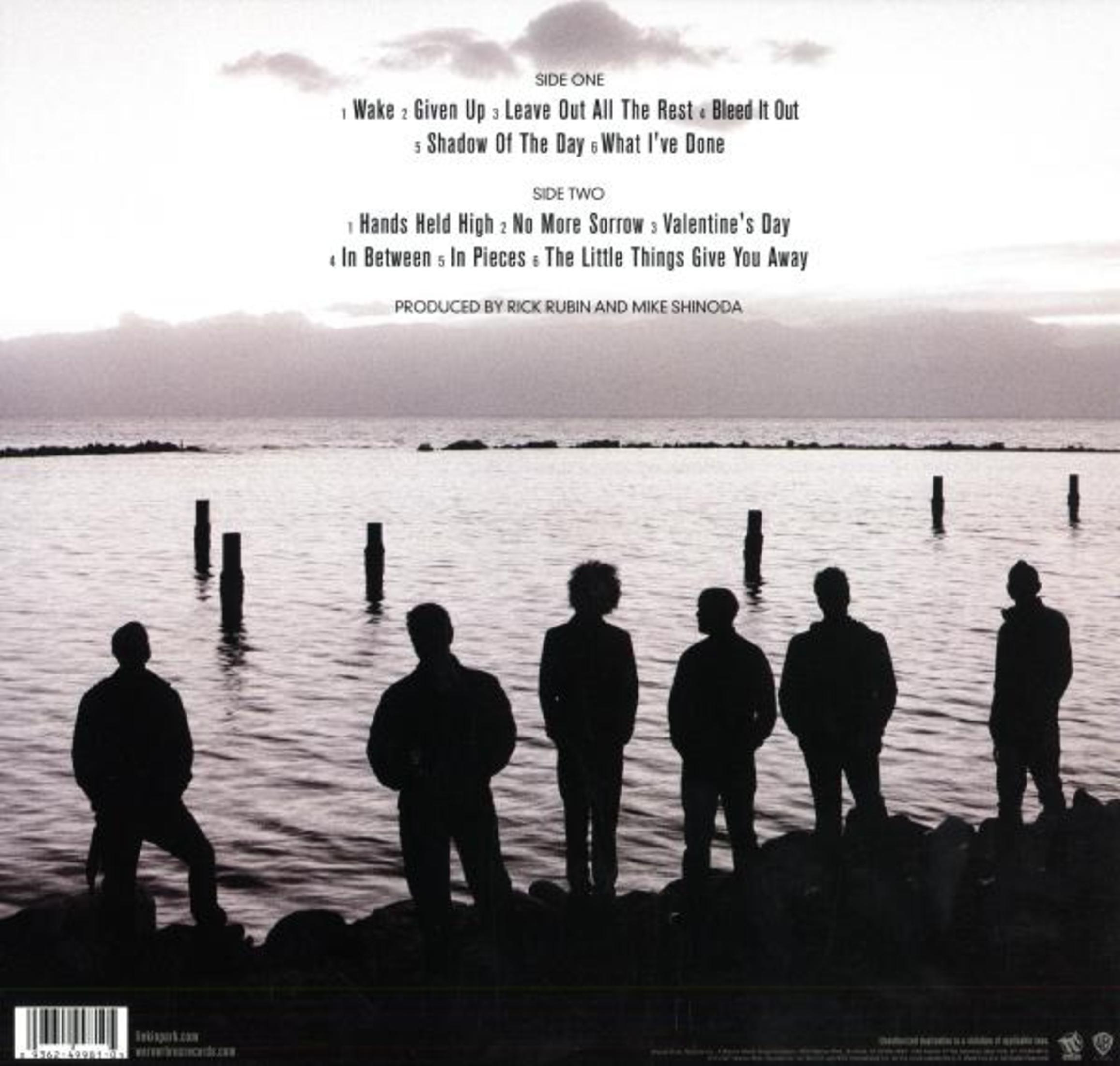 Albumhoes: silhouetten van bandleden die op een oever staan, met uitzicht op het water. De lucht is bewolkt.