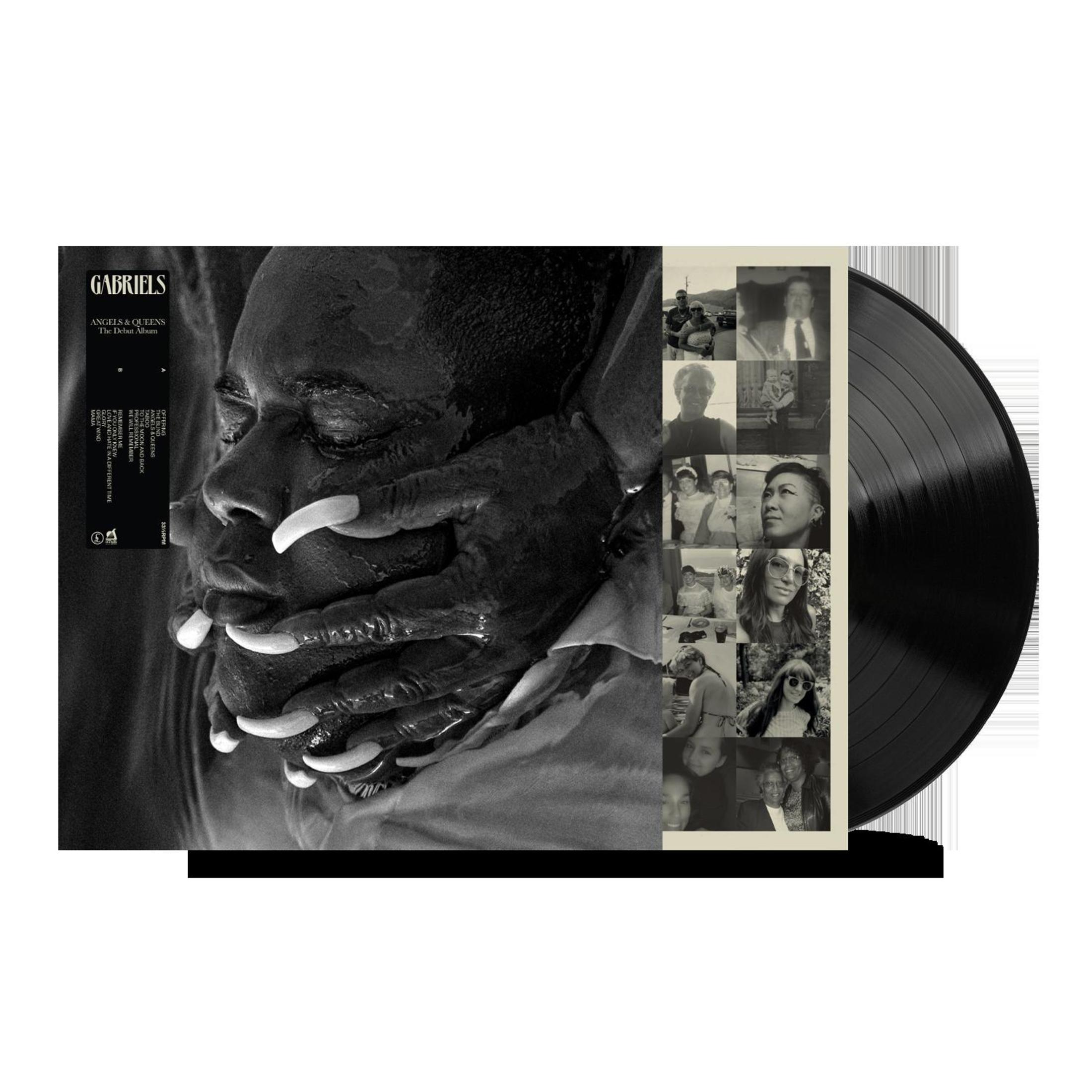 Portada del álbum en blanco y negro. Una persona sostiene la cara de otra con uñas largas.