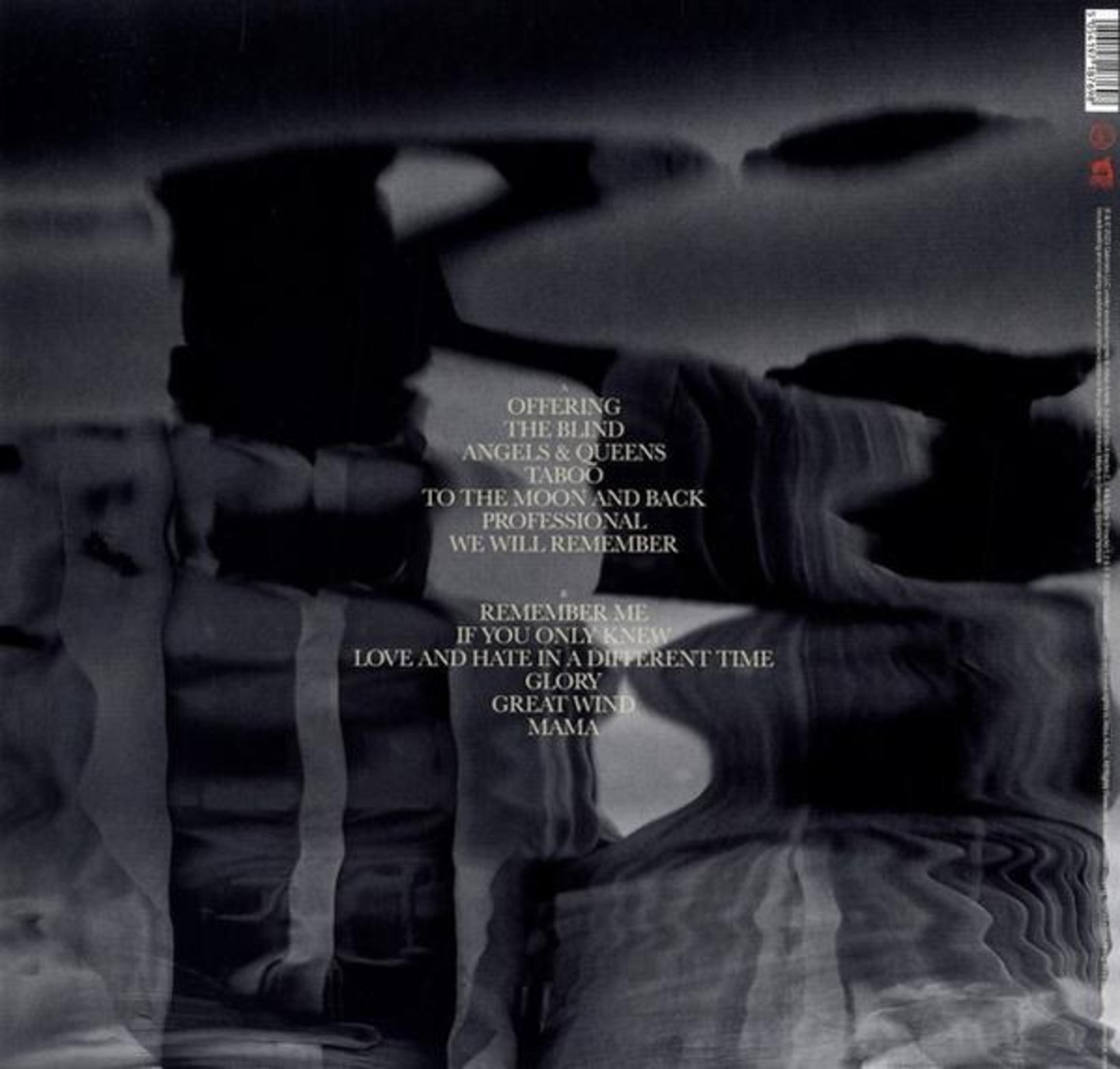 Contraportada del álbum en blanco y negro con texto.