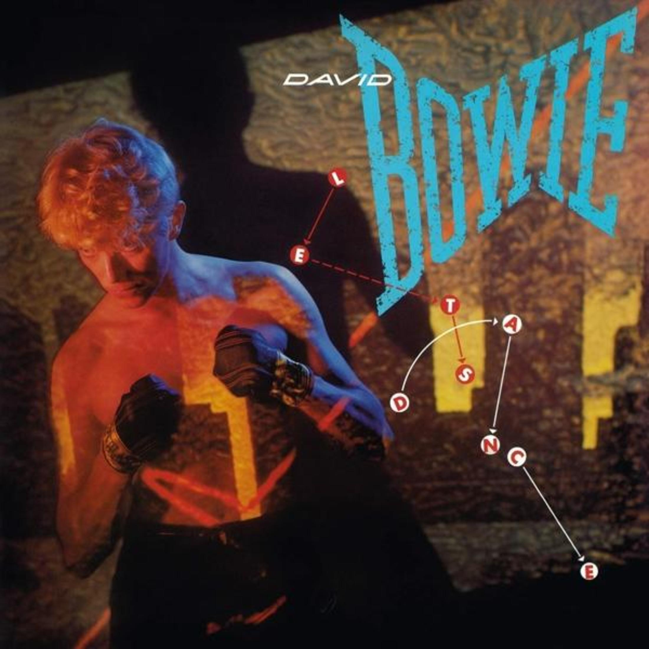 Copertina dell'album: David Bowie con guantoni da boxe, grafica rossa e blu e la parola 'Bowie'.
