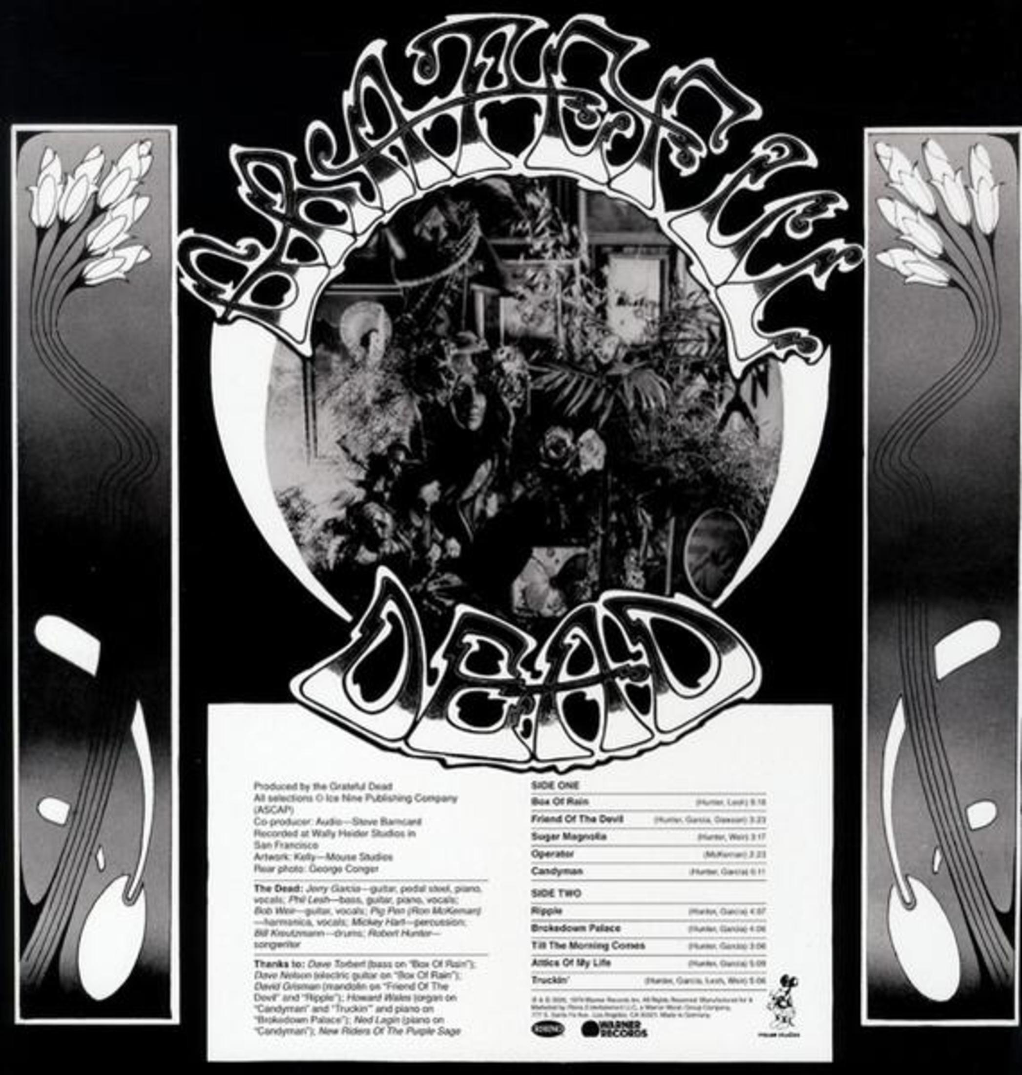 Retro copertina dell'album. Immagine in bianco e nero con un design centrale e testo, con una foto della band.