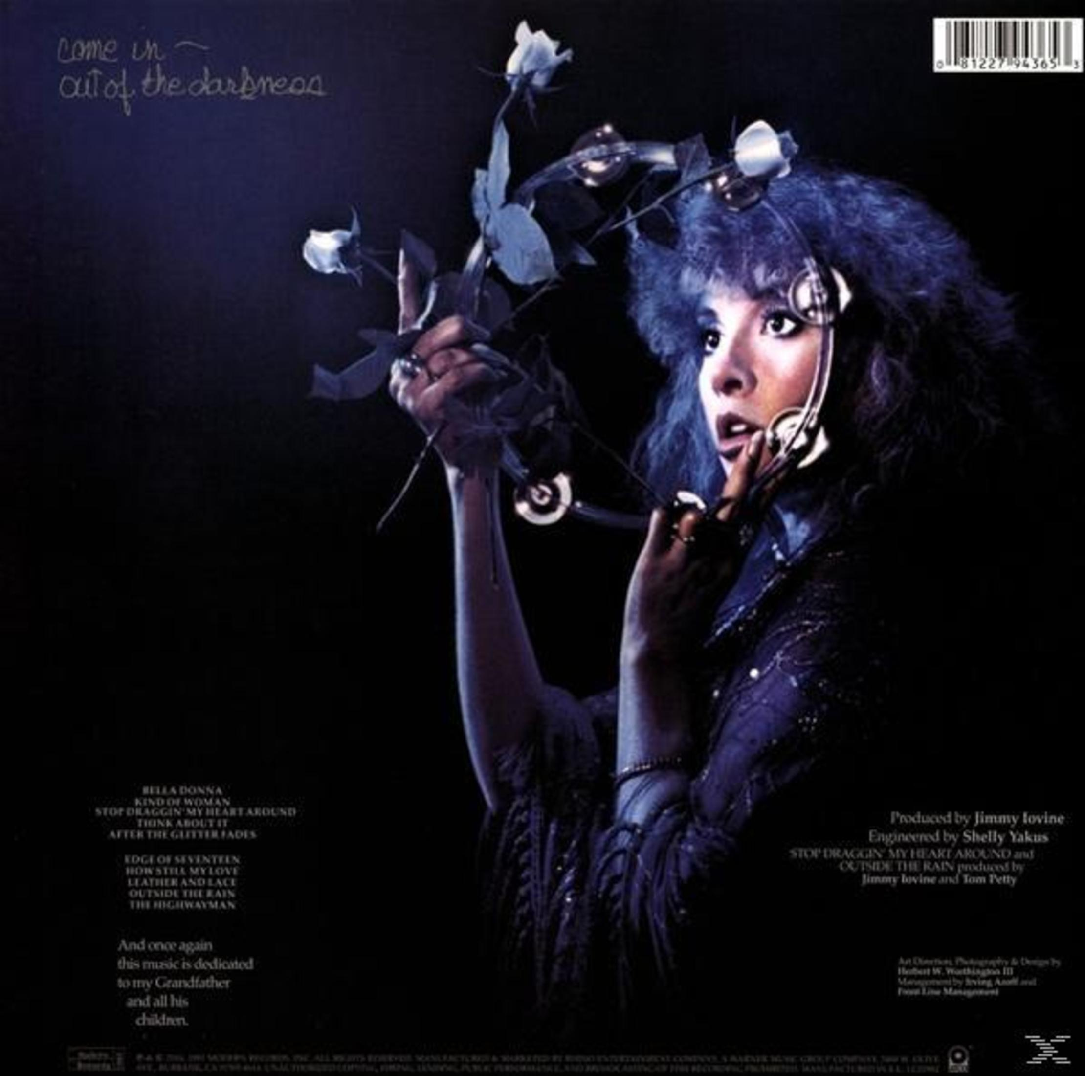 Portada del álbum: Stevie Nicks sosteniendo flores, fondo oscuro. Texto: Come In, Out of the Darkness.