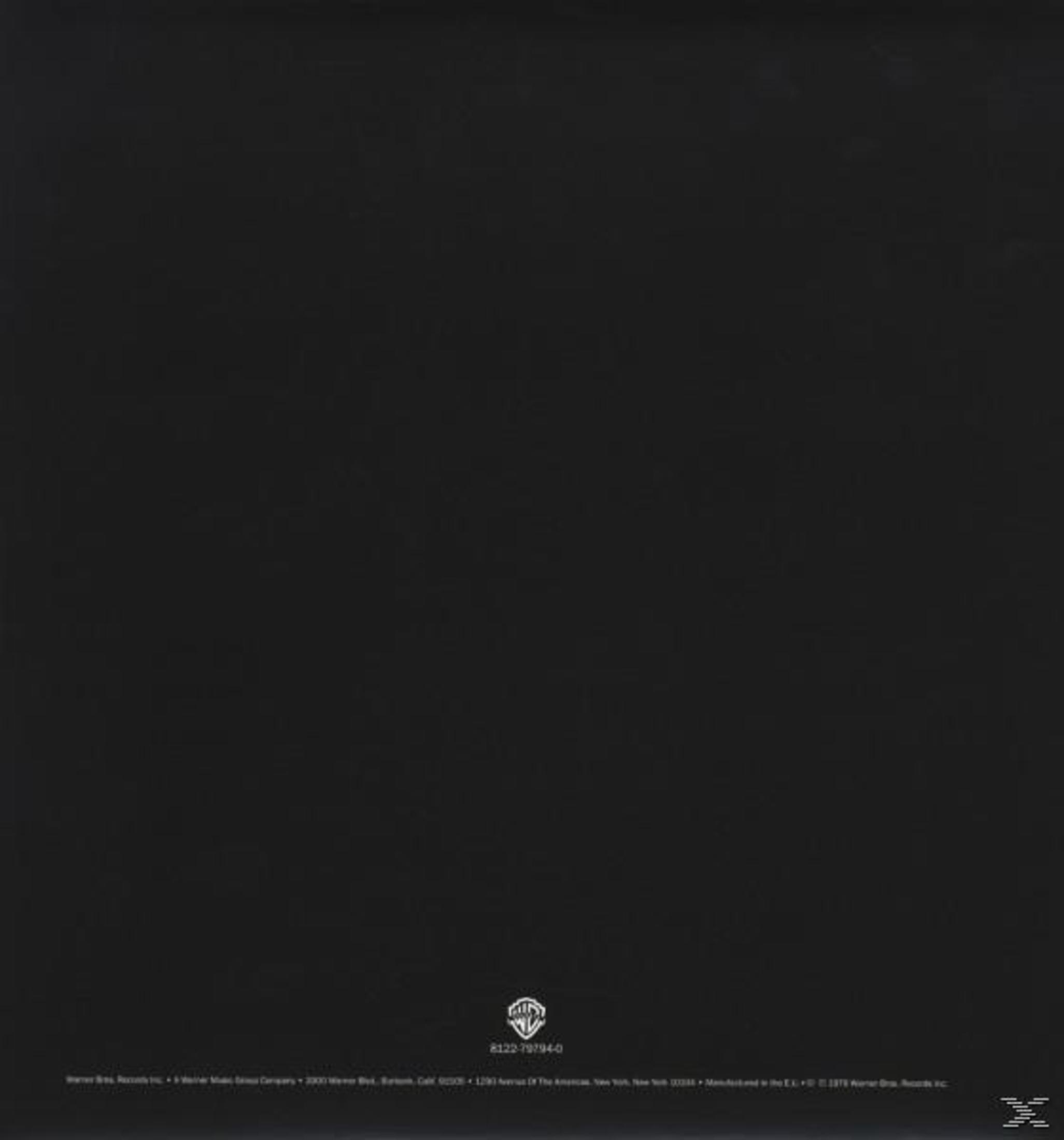 Portada de álbum negra con un logotipo blanco en el centro inferior. Fondo liso y simple.