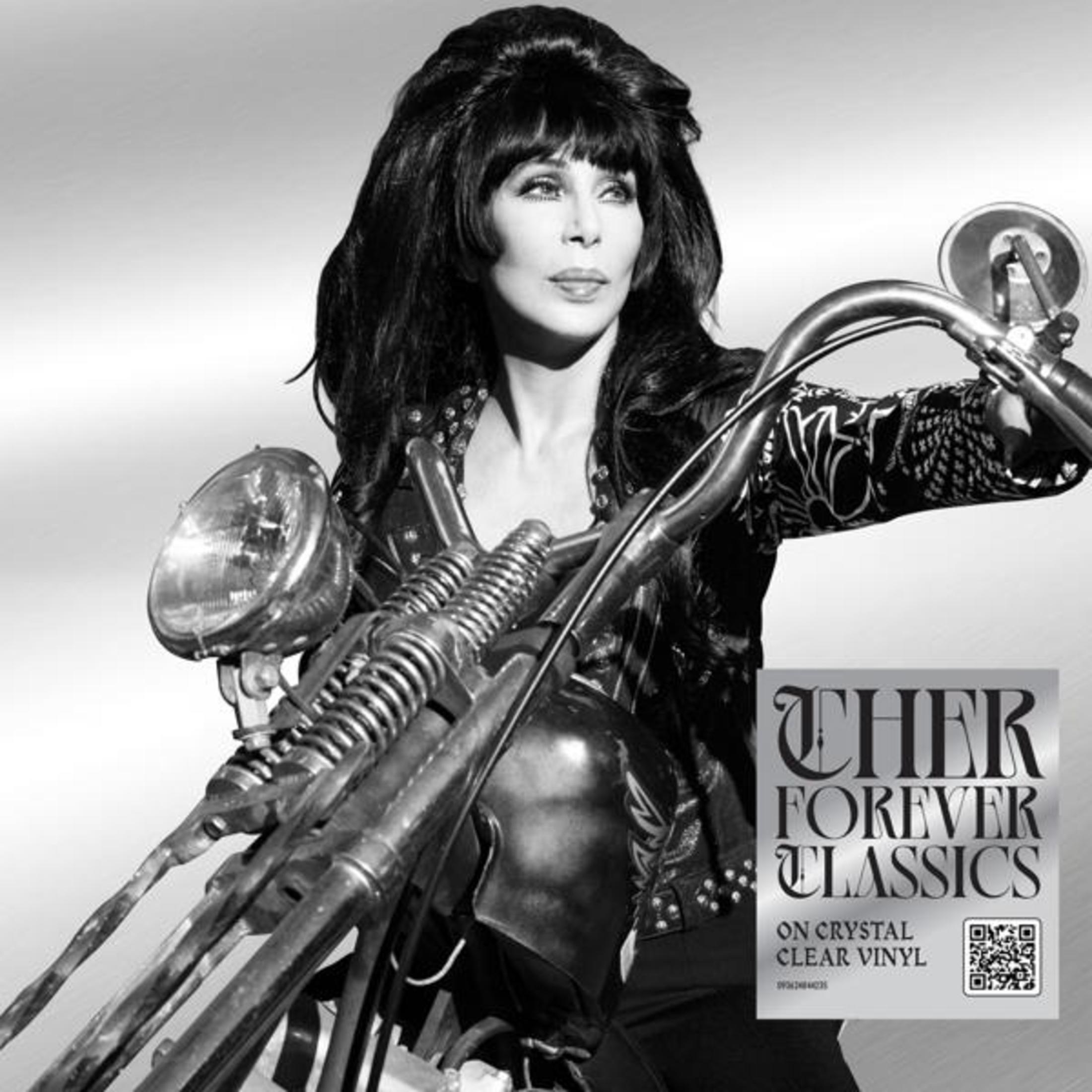 Portada del álbum: Cher, en una motocicleta. Título: Forever Classics. Imagen en blanco y negro. En vinilo transparente.