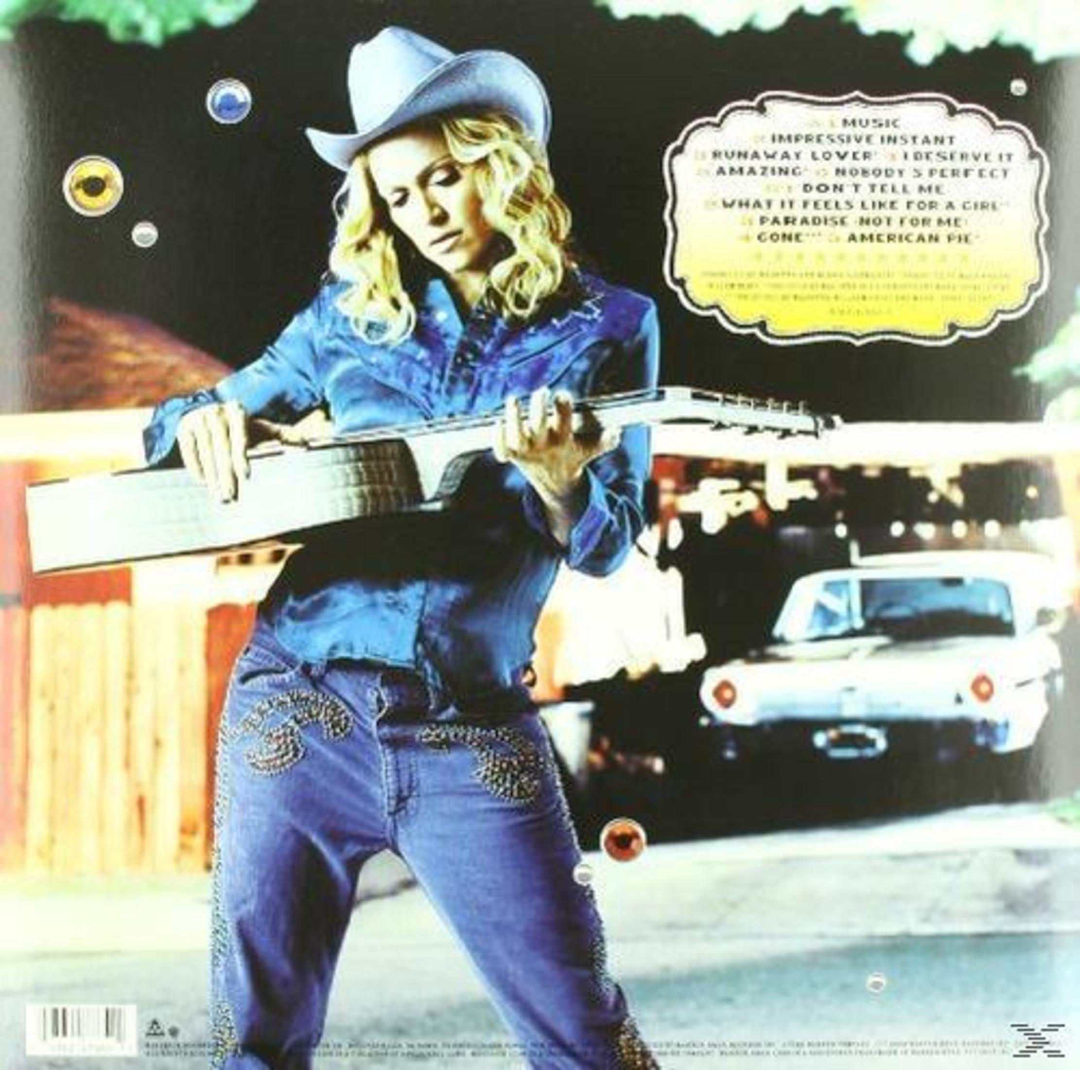 Retro CD con donna che suona la chitarra, elenco canzoni e auto.