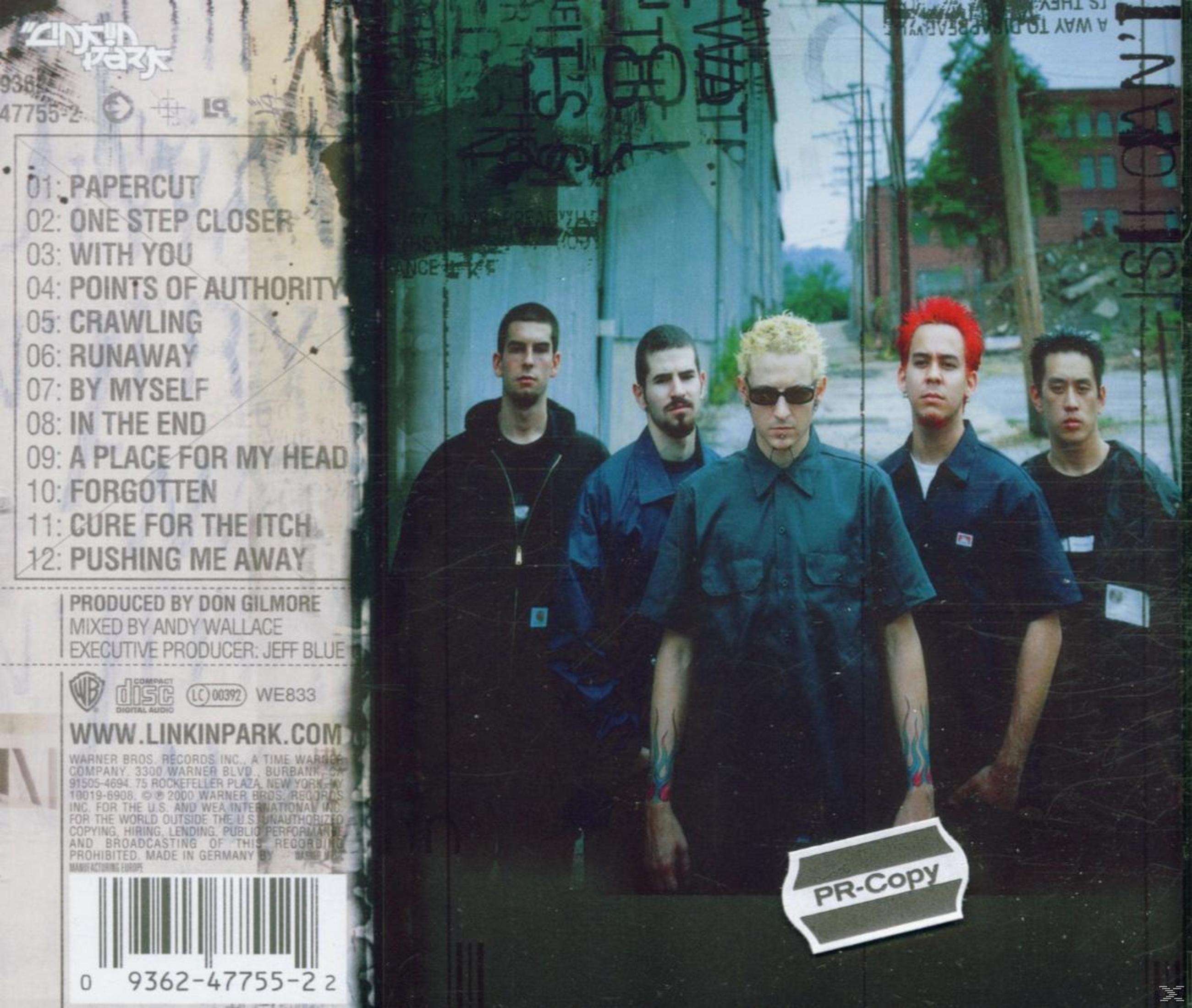 Retro dell'album: Linkin Park- Hybrid Theory. Membri della band di fronte a un muro di graffiti.