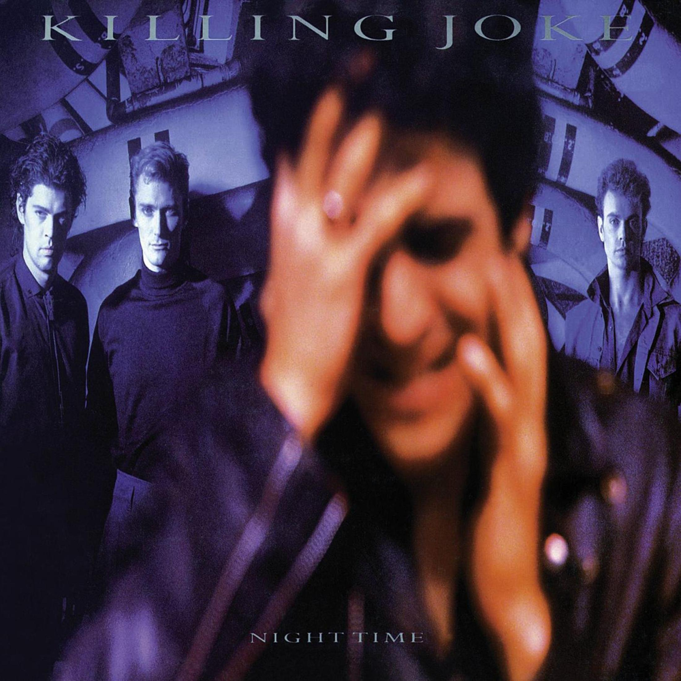 Copertina dell'album: Quattro uomini con una persona in primo piano che si copre il viso. L'album è Night Time dei Killing Joke.