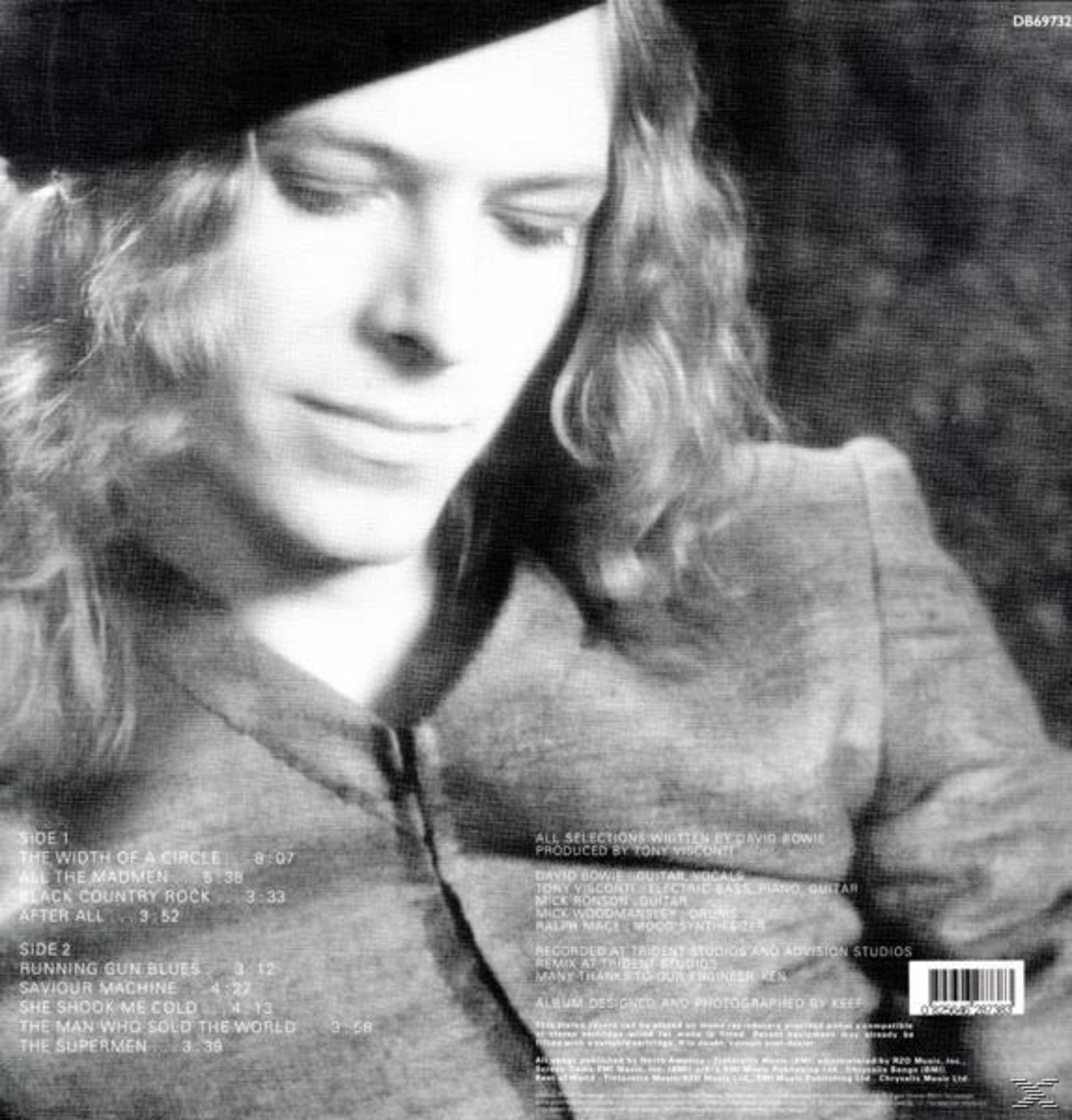 Copertina dell'album di David Bowie. Un ritratto in bianco e nero di lui con i capelli lunghi.