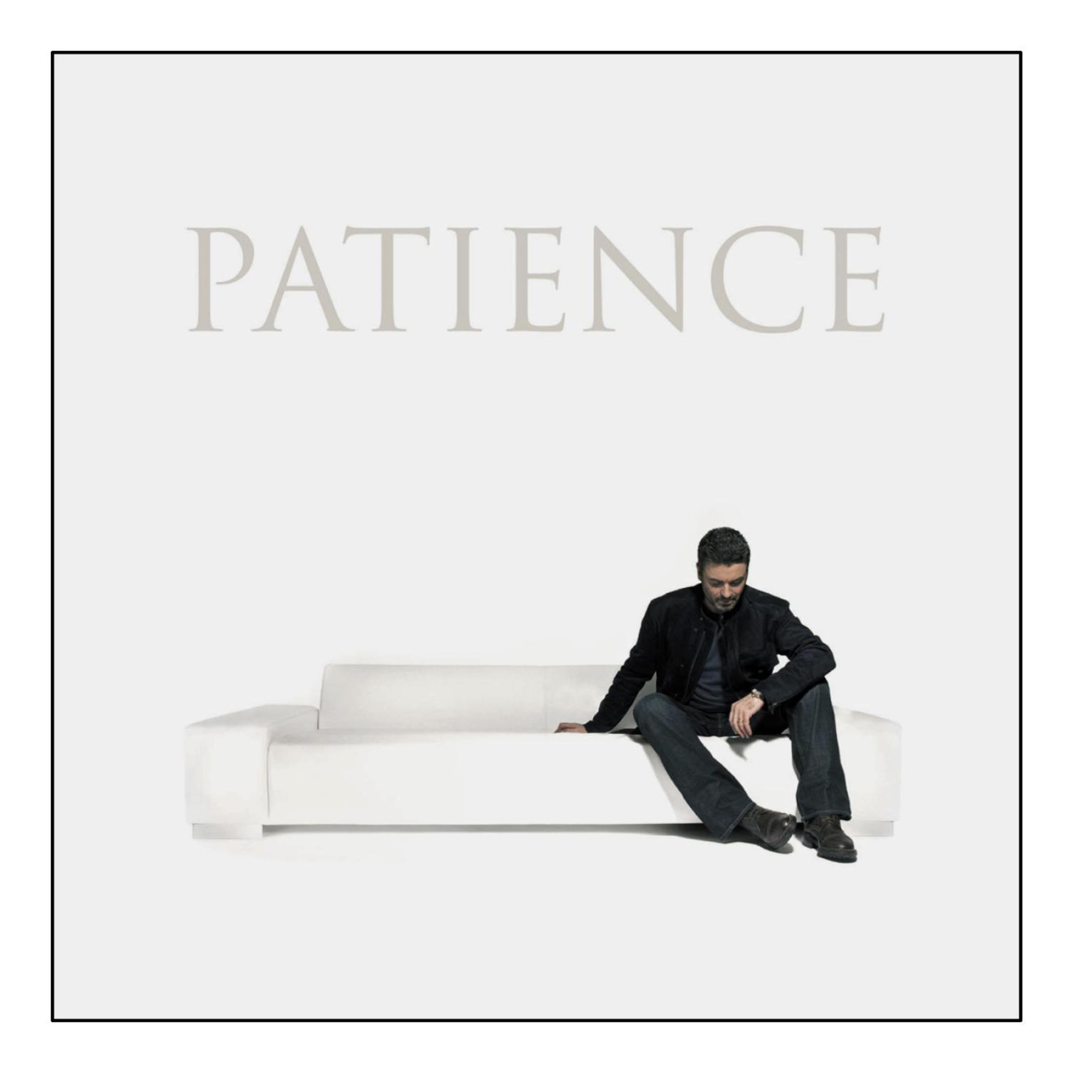 Uomo seduto su un divano bianco. La parola 'Patience' scritta sopra di lui.