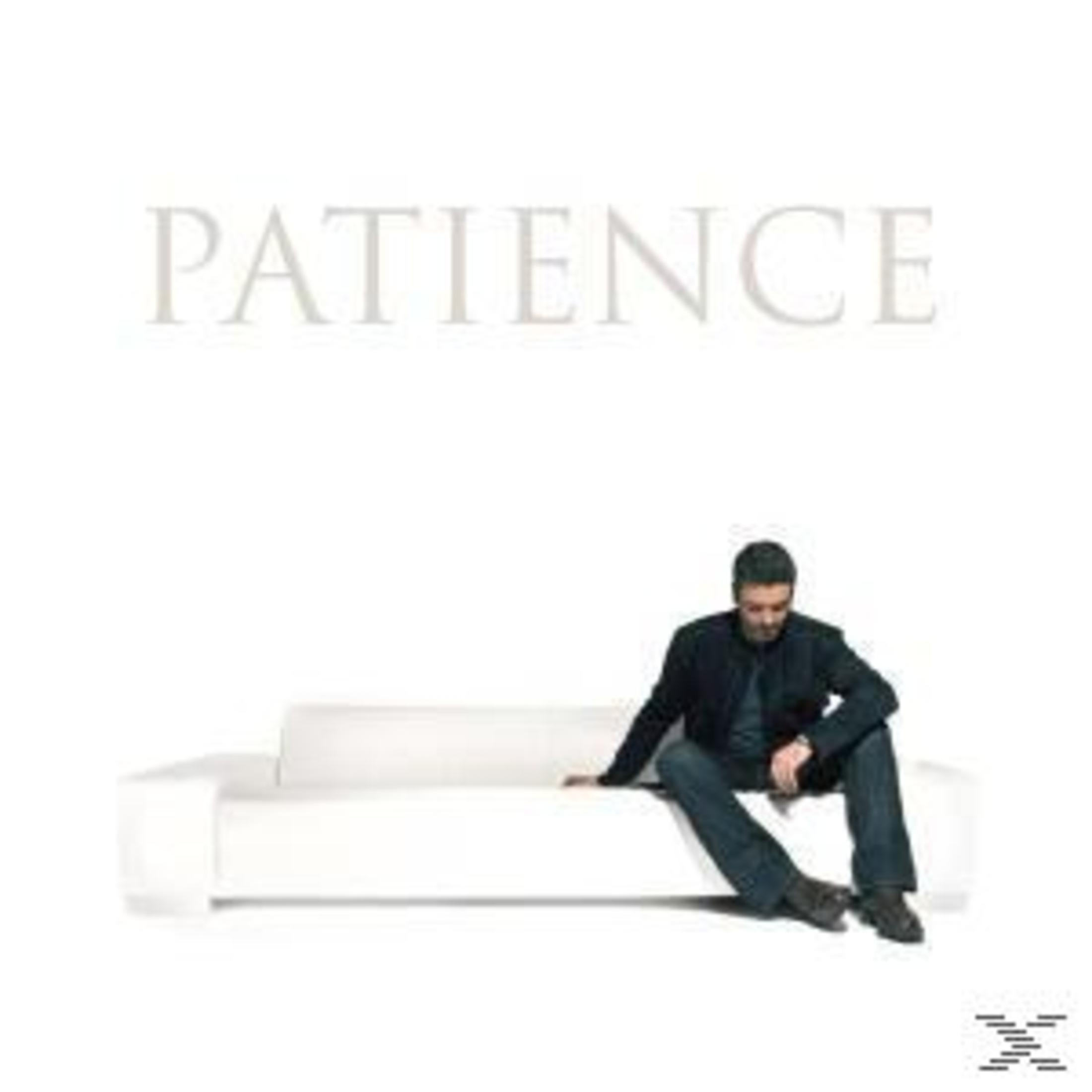 Uomo in nero seduto su divano bianco su sfondo bianco, parola 'PATIENCE' sopra.