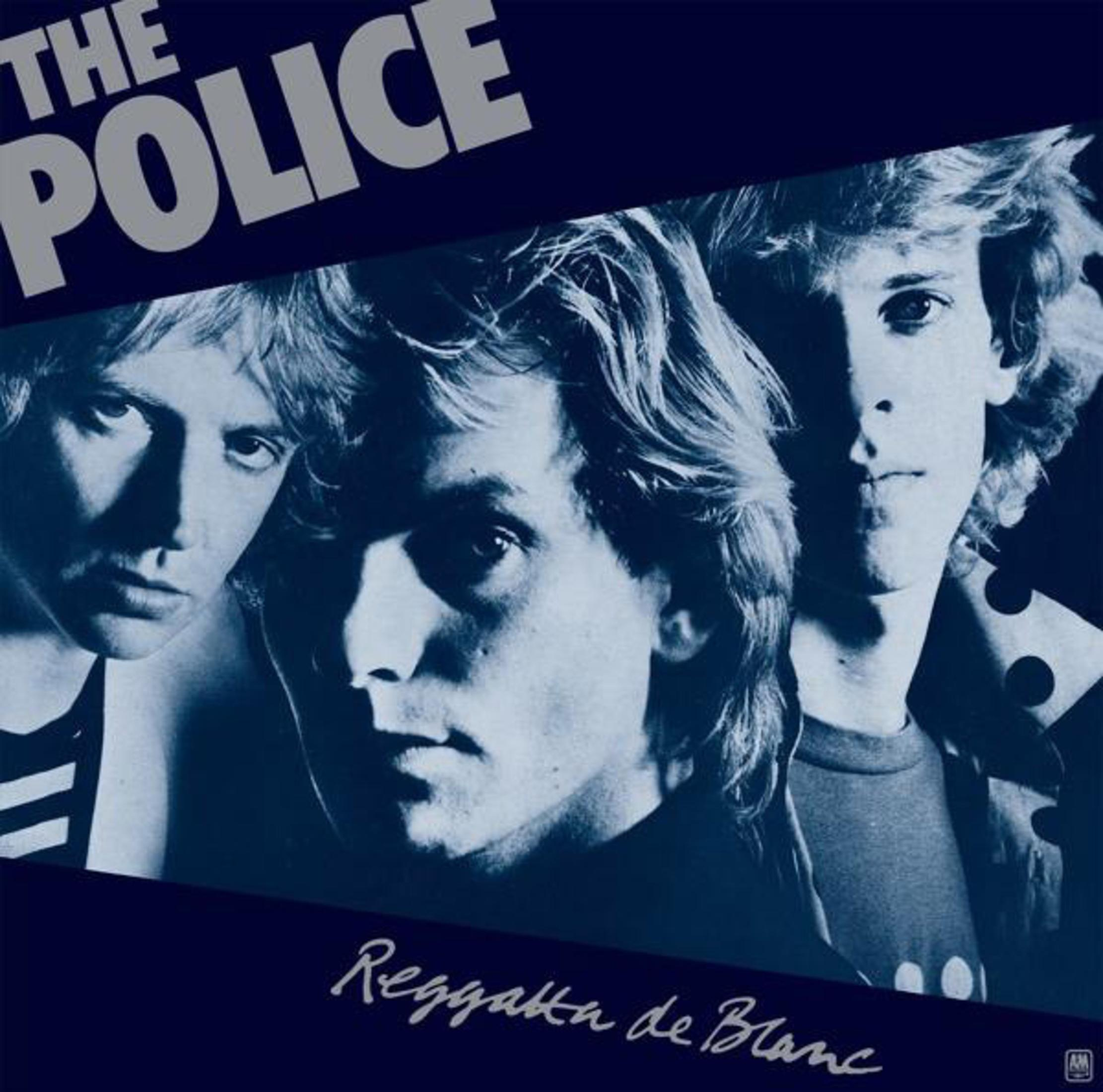 Albumhoes: Drie mannen voor een blauwe achtergrond. The Police, Reggatta de Blanc.