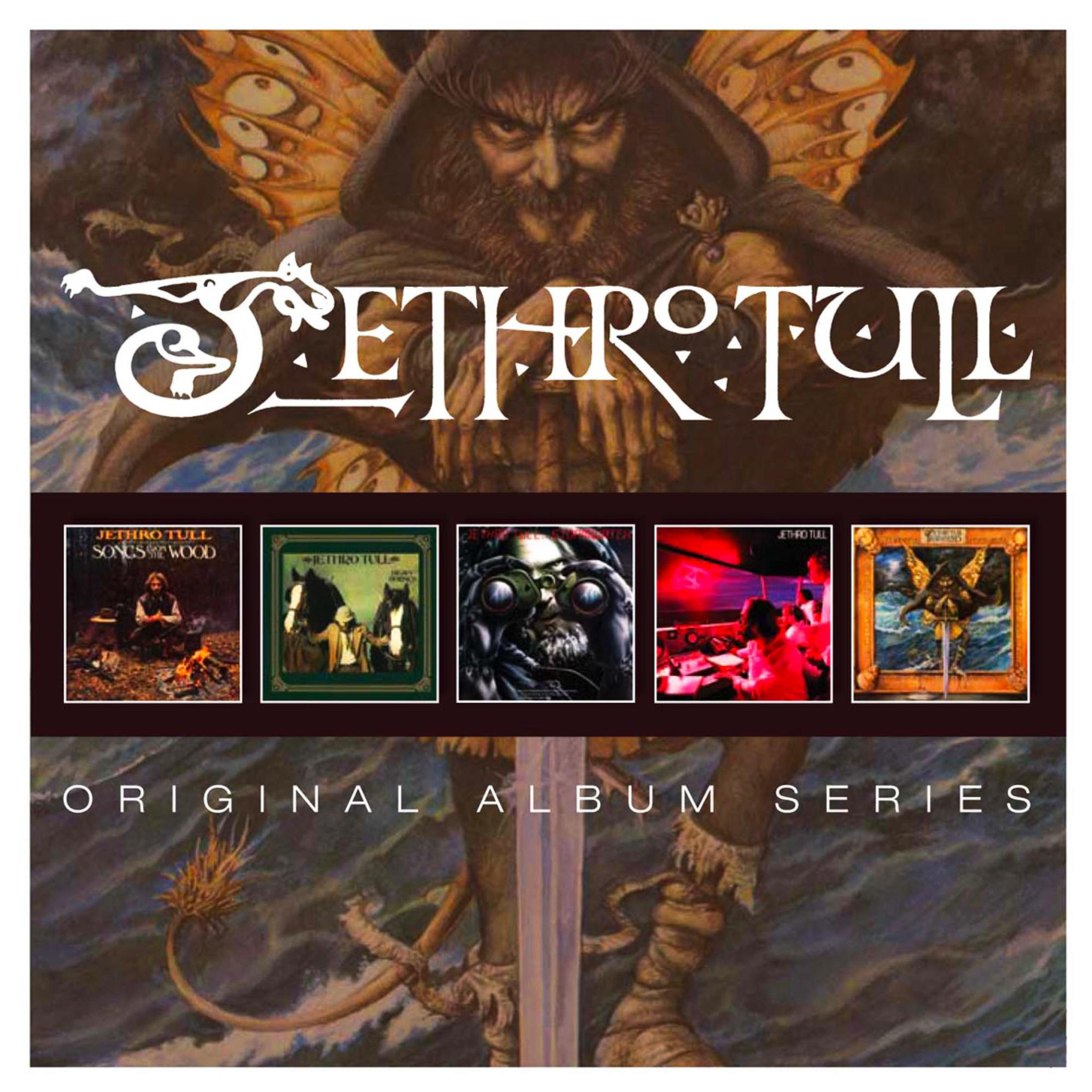Copertina dell'album con il logo Jethro Tull, copertine di album e una figura con una spada.