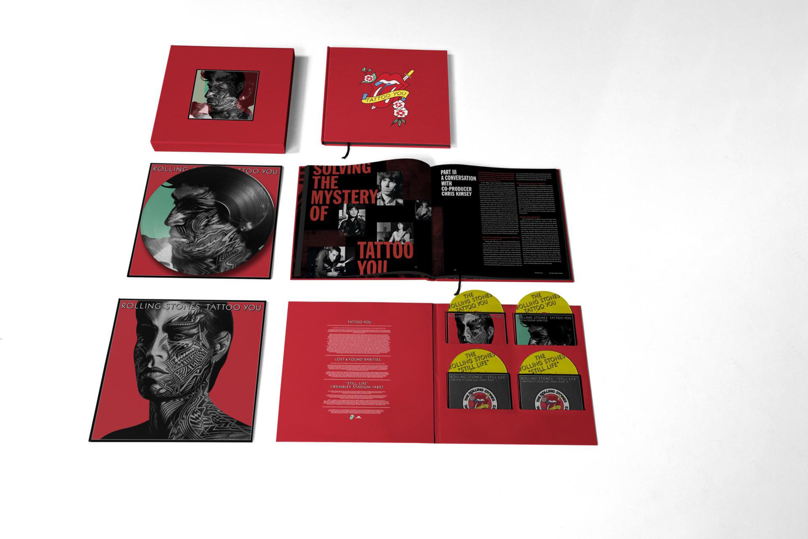 Boxset met meerdere items, cd's en een boek, rood thema.
