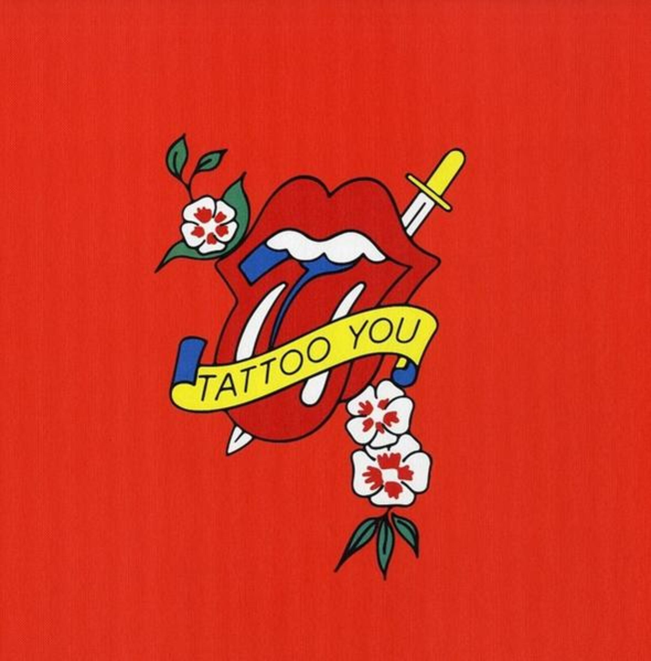 Rode achtergrond met Rolling Stones tonglogo, een dolk en bloemen. De woorden 'Tattoo You' staan op een banner.